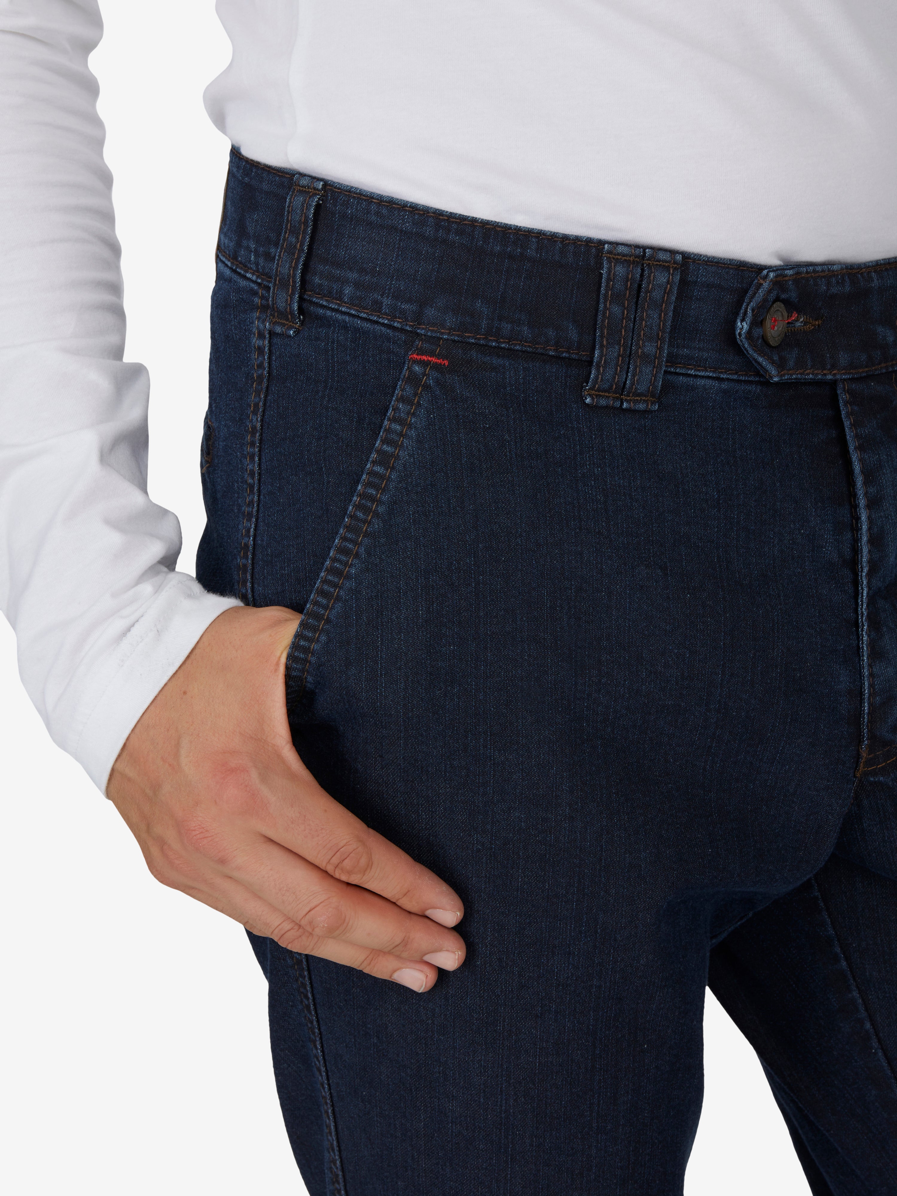 Dunkelblaue DALLAS 4631 Jeanshose von Club of Comfort mit geradem Bein, Komfortbund, Hemdenstopper, aus robustem Stretch-Ring-Denim, normale Leibhöhe, leichte Sommerjeans, für Alltags- oder Freizeitstil.