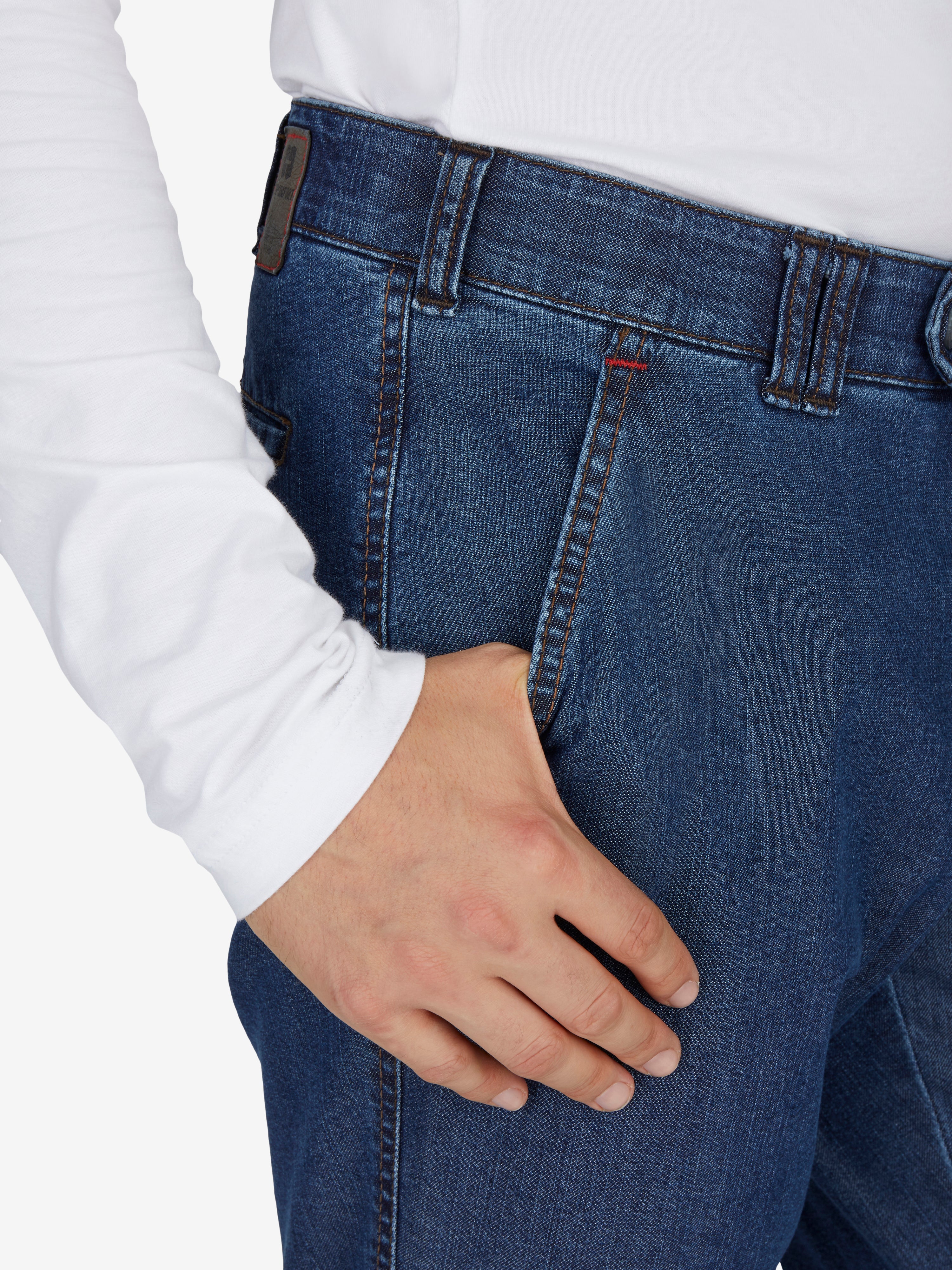 Nahaufnahme einer jeansblauen Flat Front-Hose (Modell DALLAS 4631) mit elastischem Komfortbund und Hemdenstopper, gefertigt aus robustem Stretch-Ring-Denim, normale Leibhöhe, gerades Bein, Hersteller Club of Comfort.