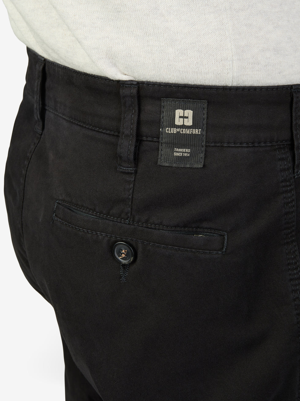 Nahaufnahme einer schwarzen DENVER 4402 Flat Front-Hose von Club of Comfort, mit elastischem Komfortbund, Hemdstopper und Reißverschluss-Sicherheitstasche in der rechten Gesäßtasche, gefertigt aus softem Baumwoll-High Stretch, normale Leibhöhe, gerades Bein, in Schwarz, Made in Green by Oeko-Tex, für gepflegten, legeren Stil.