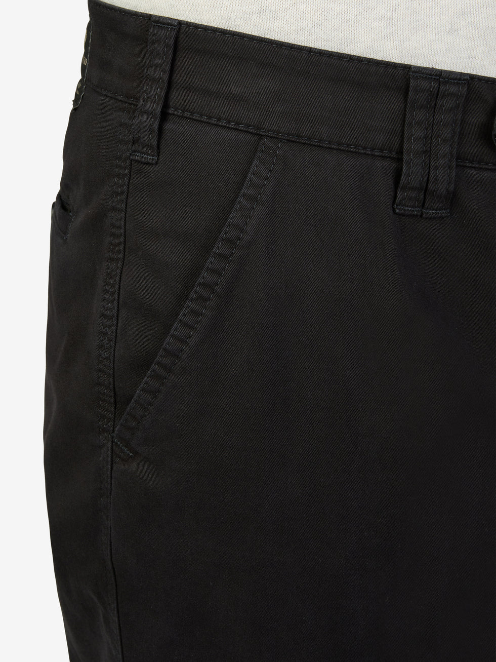 Schwarz farbene DENVER 4402 Flat Front-Hose aus Baumwoll-High Stretch, mit elastischem Komfortbund, Hemdstopper und Sicherheitstasche in der rechten Gesäßtasche. Gerade Leibhöhe, regular-fit, made in Green by Oeko-Tex, ideal für einen gepflegten, legeren Look.