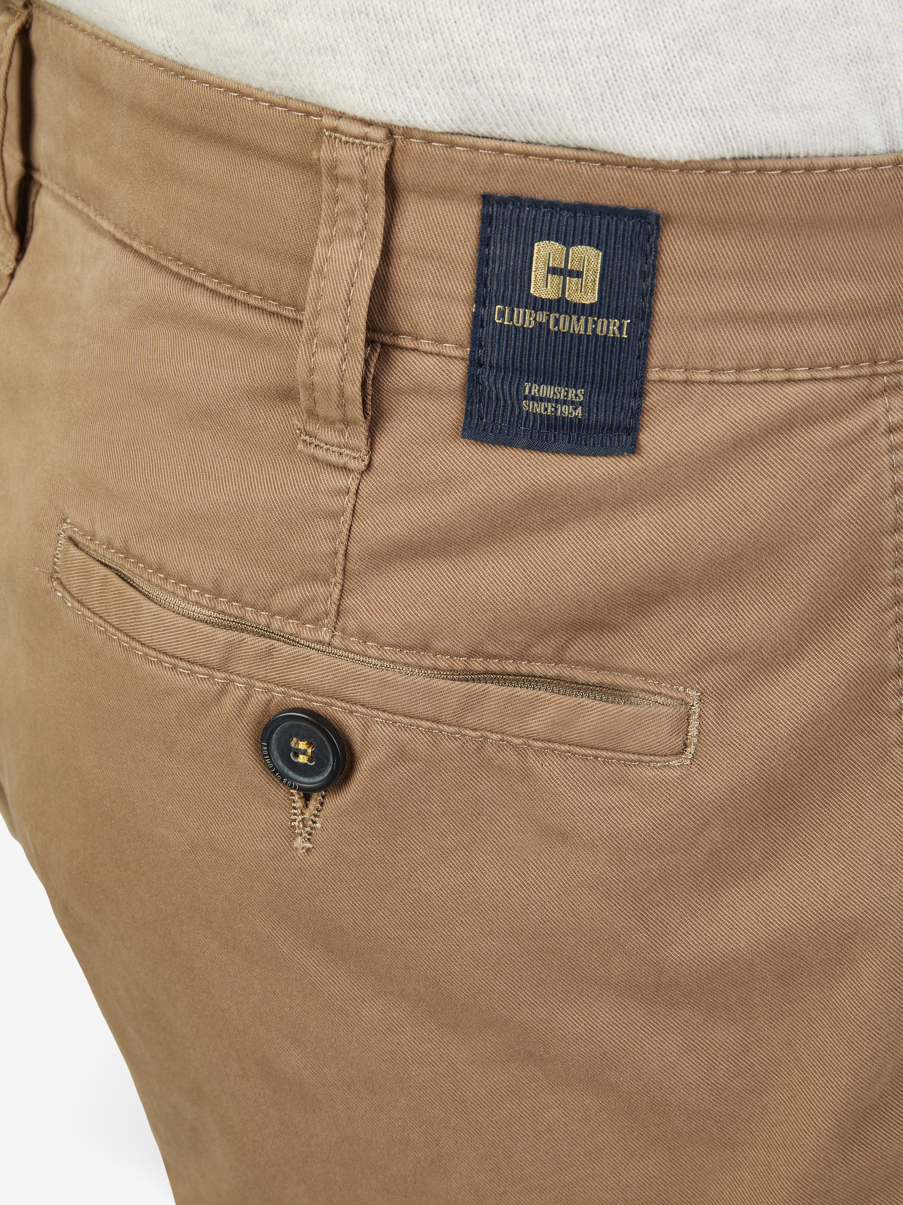 Nahaufnahme einer beigen DENVER 4402 Flat Front-Hose von Club of Comfort mit elastischem Komfortbund, Hemdstopper, Reißverschluss-Sicherheitstasche auf der rechten Rückseite, Baumwoll-High-Stretch-Material, Logo-Label am Bund und gerade Leibhöhe.