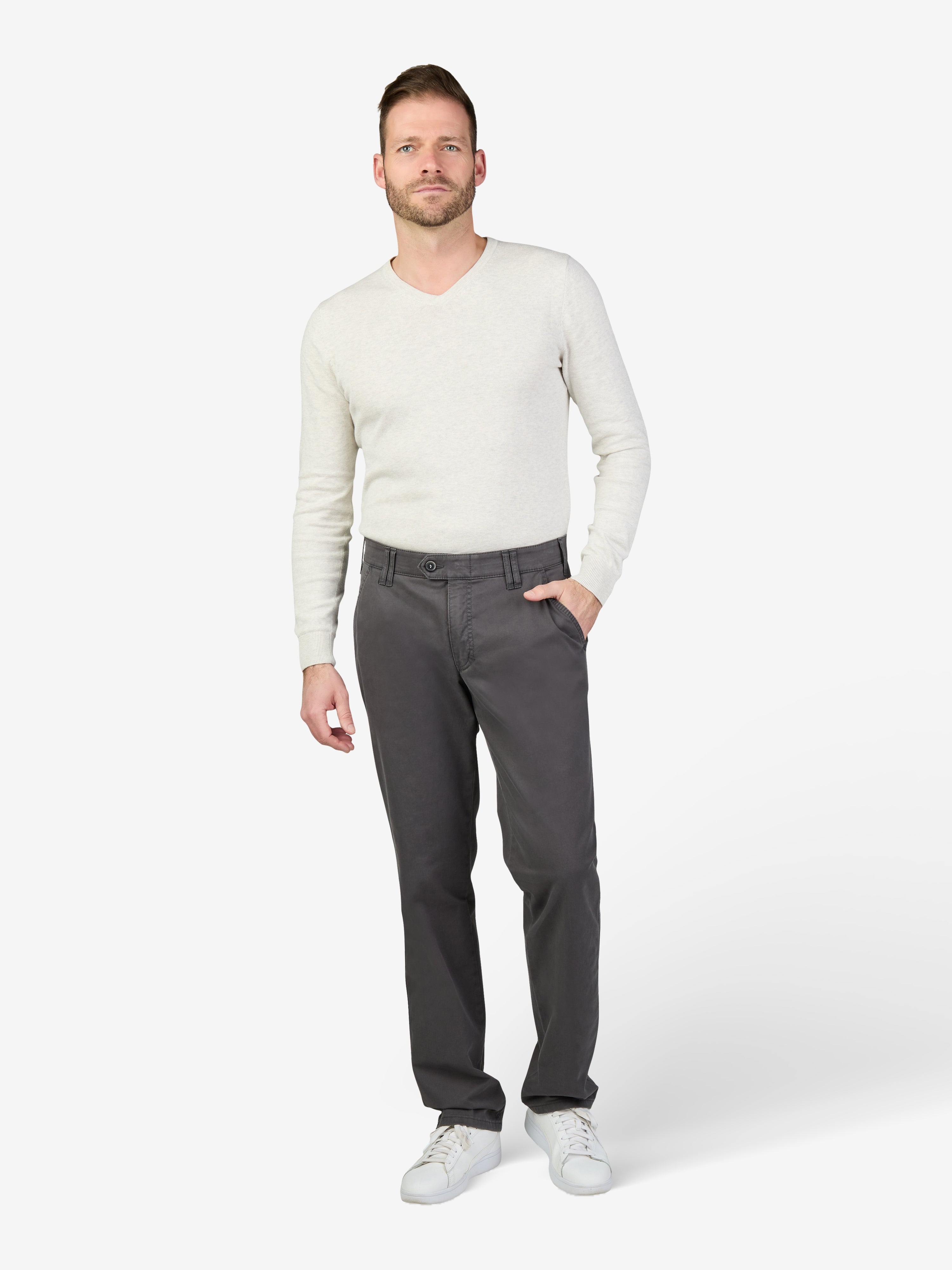 MännlicherModel trägt eine graue DENVER 4402 Flat Front-Hose von Club of Comfort mit elastischem Komfortbund, Reißverschluss-Sicherheitstasche, geradem Bein, in einem neutralen Raum.