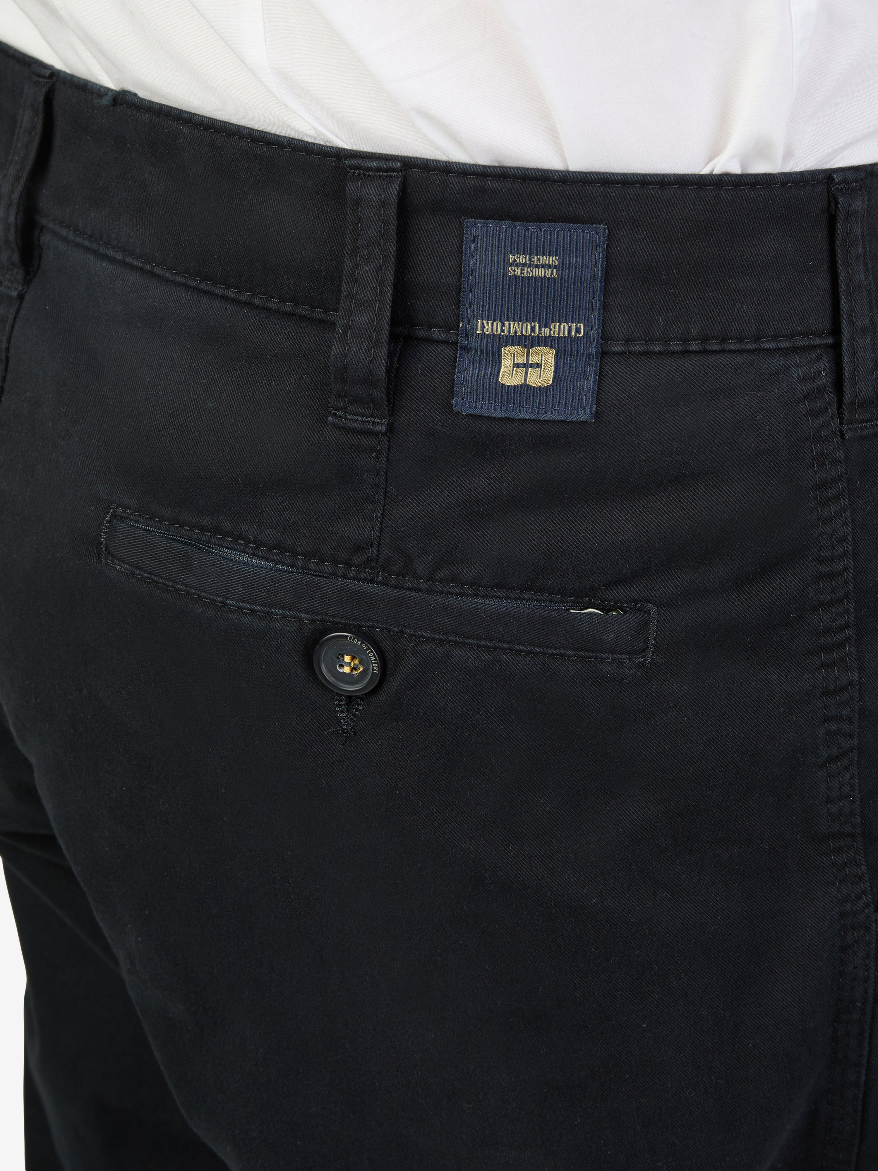 Dunkelblaue DENVER 4402 Flat Front-Hose von Club of Comfort, aus Baumwoll-High Stretch, mit elastischem Komfortbund, Hemdstopper, Safety-Reißverschlusstasche auf der rechten Rückseite, geradem Bein, normale Leibhöhe, geeignet für Ganzjahres, gepflegter Look mit legerem Touch.