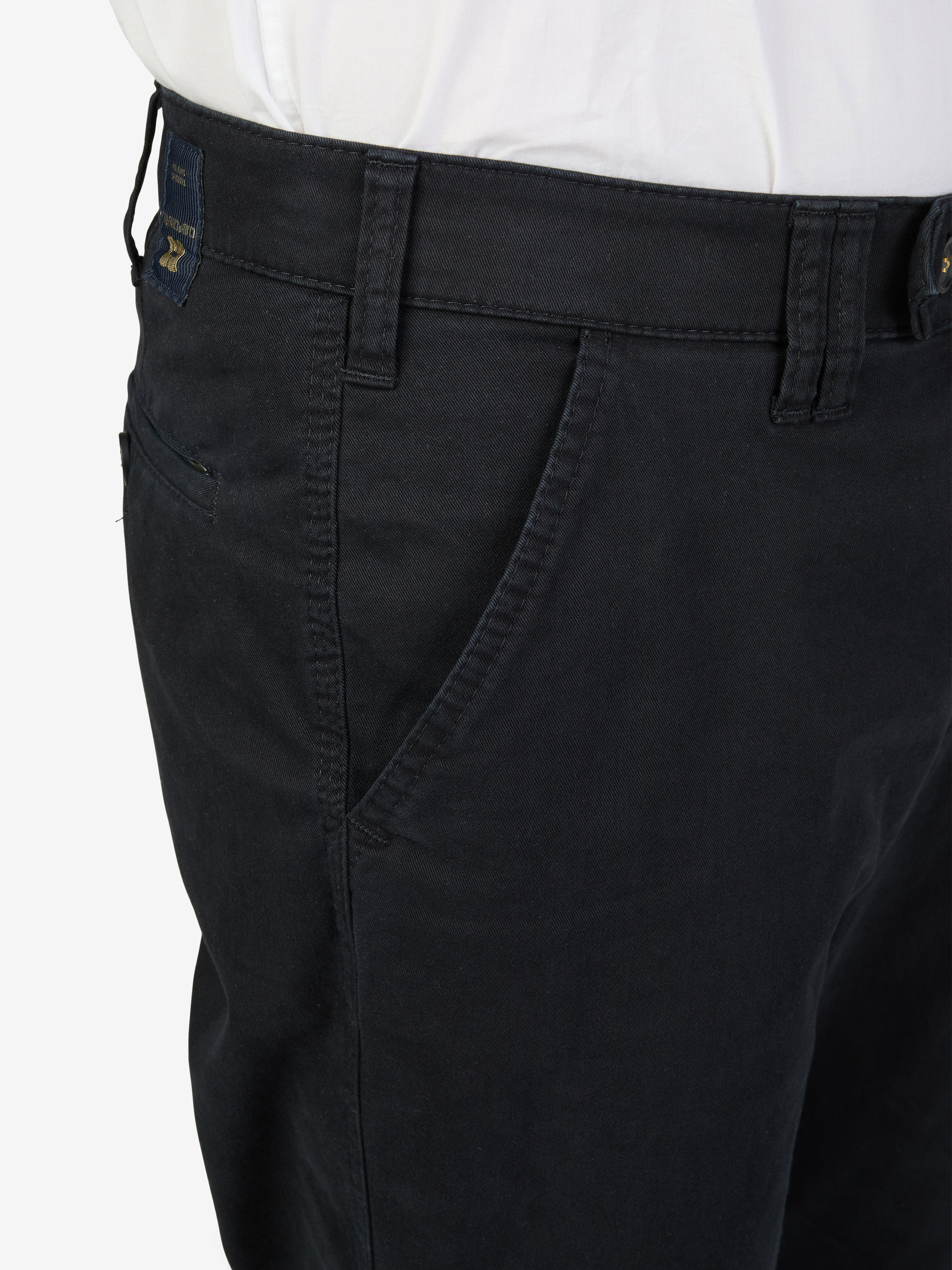 Dunkelblaue DENVER 4402 Flat Front-Hose aus Baumwoll-High-Stretch, mit elastischem Komfortbund, Hemdstopper, Safety-Reißverschluss-Tasche im rechten Gesäß, geradem Schnitt, normale Leibhöhe, Made in Green by Oeko-Tex, ideal für gepflegten, legeren Look.