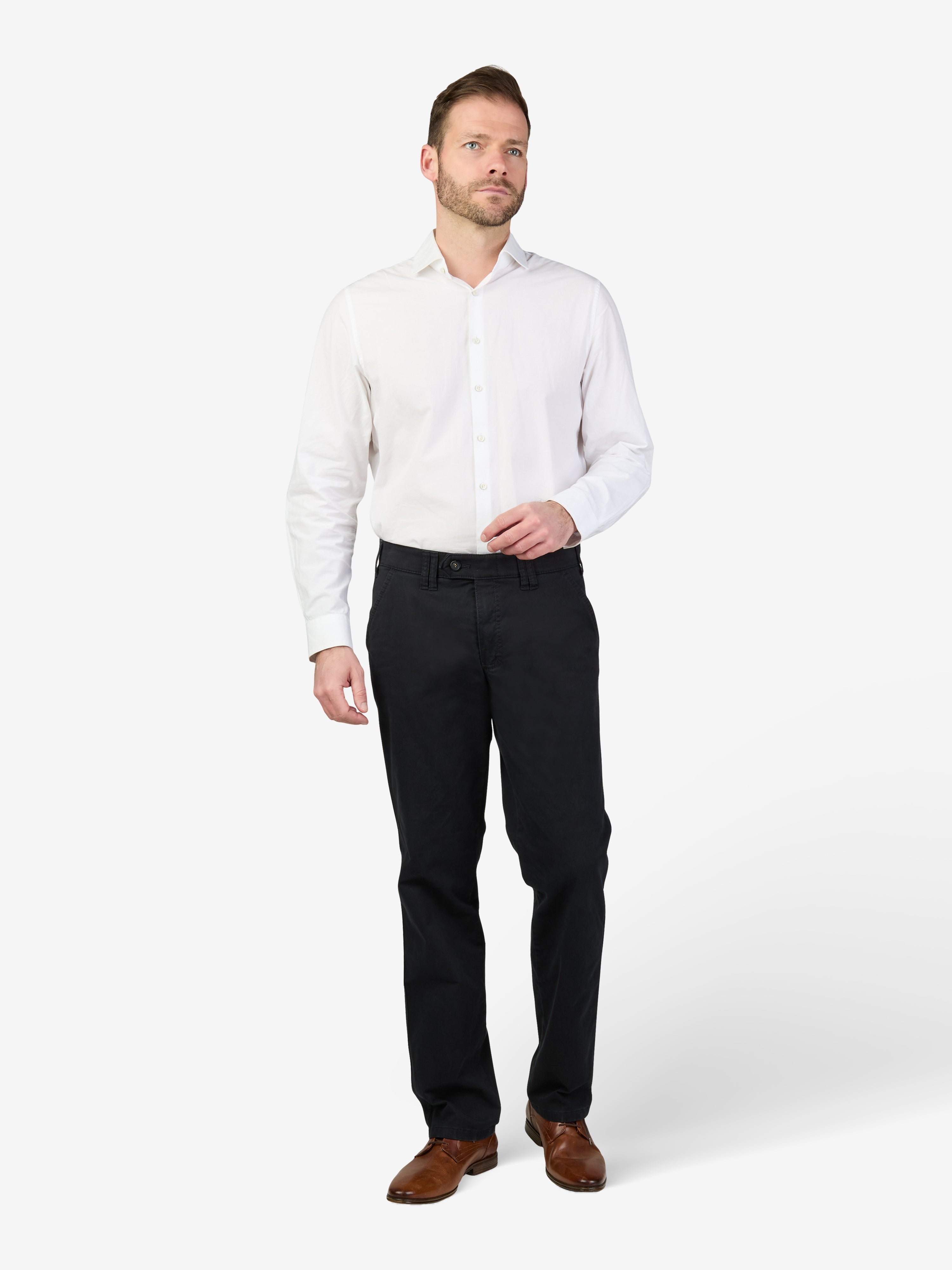 Männlicher Model trägt eine dunkelblaue DENVER 4402 Flat Front-Hose aus Baumwolle mit elastischem Komfortbund, Hemdstopper und Safety-Reißverschluss-Tasche auf einem weißen Hintergrund, gepflegter, legerer Look.