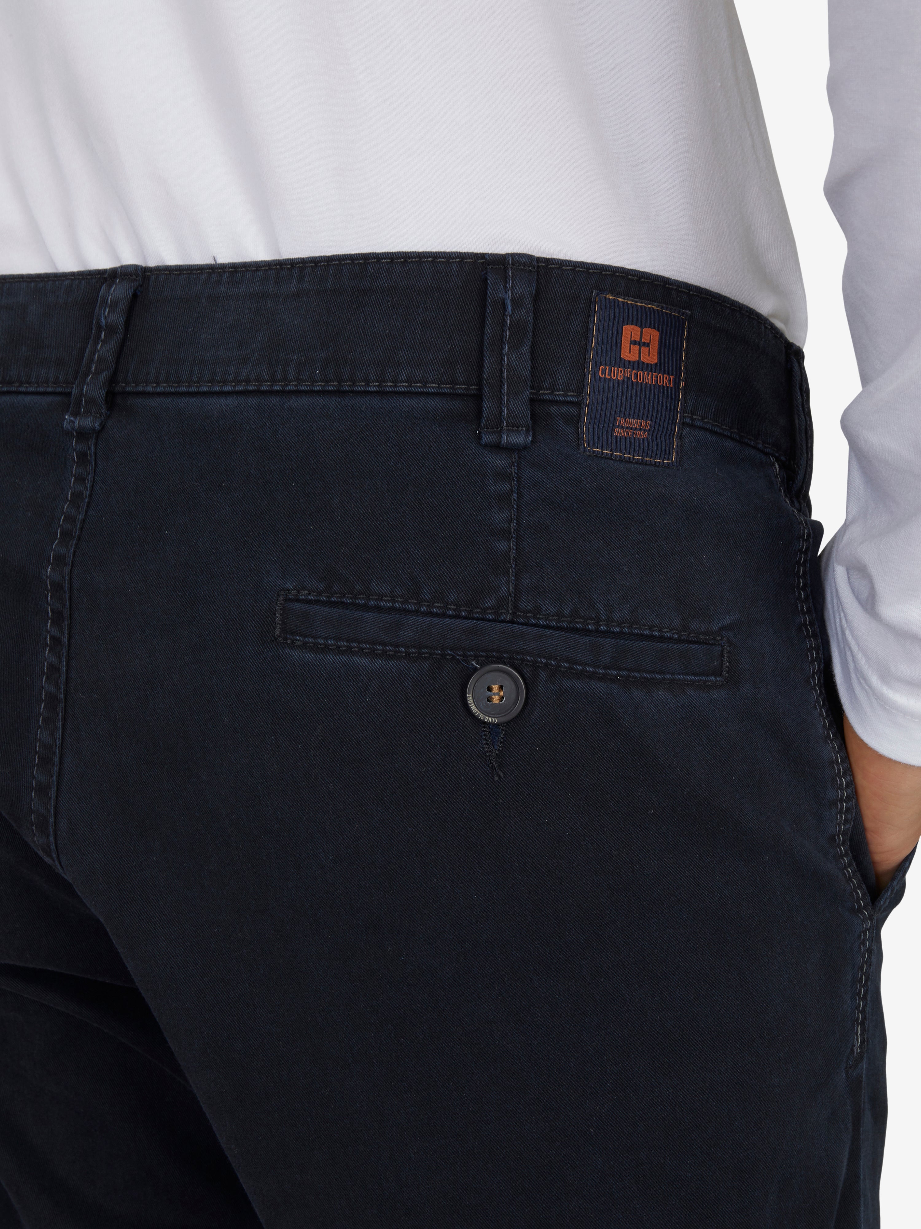 Dunkle Marineblaue Flat Front-Hose von Club of Comfort mit elastischem Komfortbund, Hemdenstopper, geradem Bein, aus hochelastischem Baumwoll-Gabardine, häufig für Herbst/Winter getragen, mit Designer-Logo am Gürtel, geeignet für Regular-Figur, kurze Länge, Made in Green by Oeko-Tex.