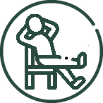 Ein Zahnarzt trägt eine Schutzmaske und Handschuhe, während er einen Patienten untersucht, der auf einer zahnärztlichen Liege liegt.