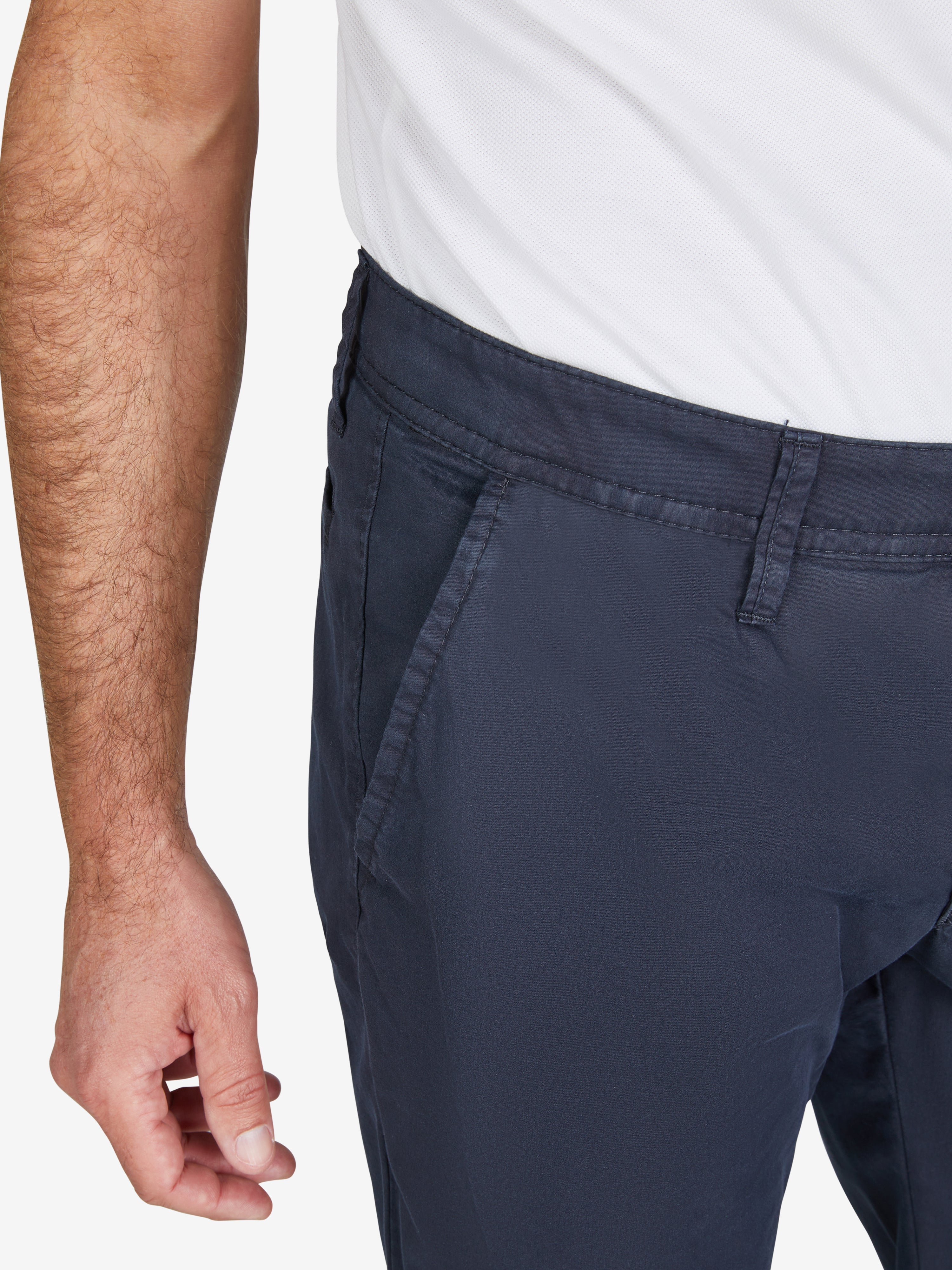 Nahaufnahme einer dunkelblauen Bermuda-Hose aus Baumwoll-Tencel®-Mix mit elastischem Comfortbund, Hemdenstopper und normaler Leibhöhe, Modell trägt die Hose in Größe DE-Regular, Hersteller Club of Comfort, perfekt für Frühjahr/Sommer.