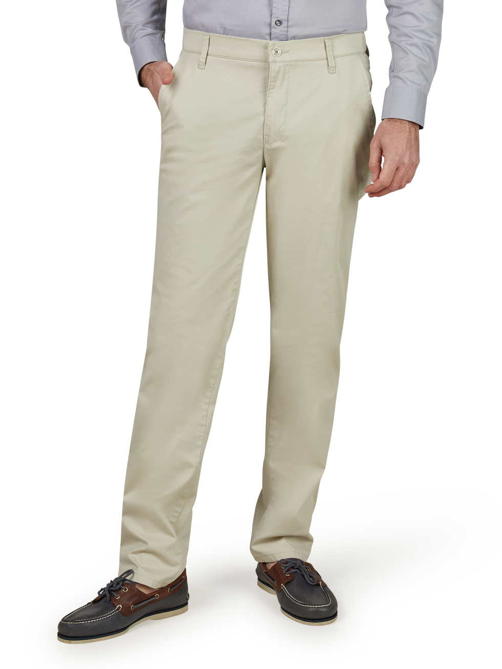Herrenhose in cremefarbenem Stoff, gerade Passform, mit Gürtelschlaufen, seitlichen Eingrifftaschen und hinteren Paspeltaschen. Herren trägt dazu braune Lederschuhe und ein hellgraues Hemd.