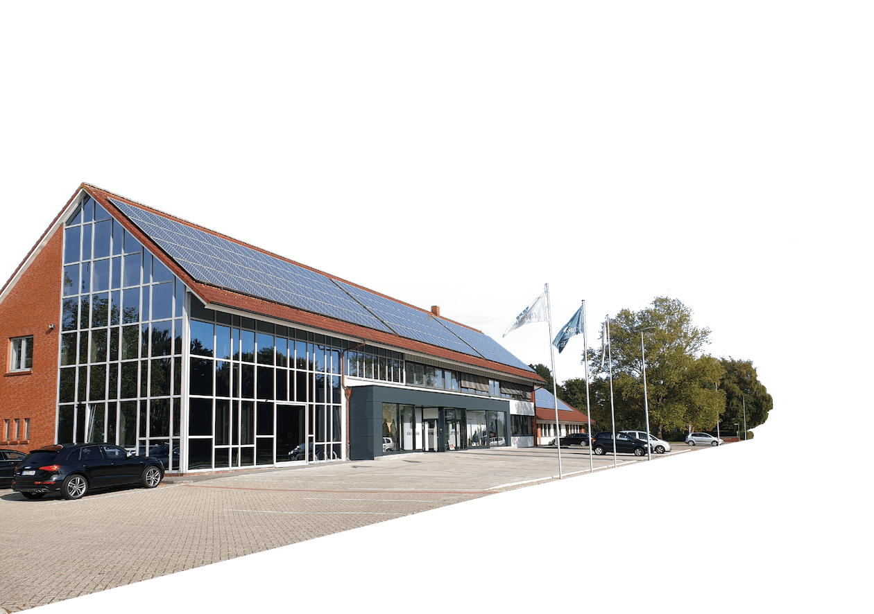 Moderne, mehrstöckige Firmenzentrale mit Glasfassade und Solarpanelen auf dem Dach, umgeben von einem Parkhaus mit parkenden Autos, Bäumen und einem blauen Himmel.