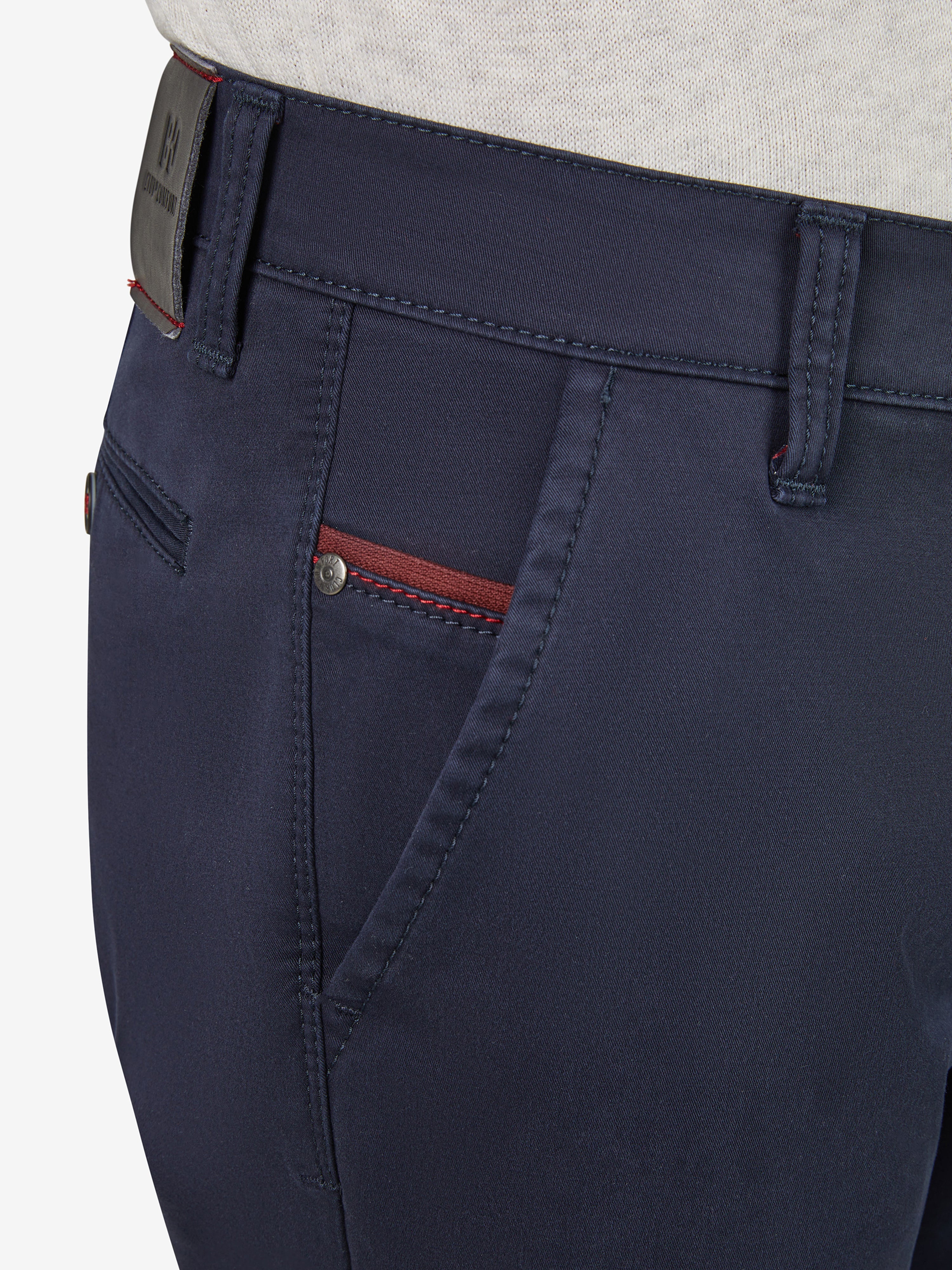 Nahaufnahme einer blauen GARVEY 8226 Flat Front-Hose, hergestellt von Club of Comfort. Die Hose verfügt über einen elastischen Komfortbund, Hemdstopper, Münztasche in rechter Seitentasche mit rotem Reißverschluss, und ist aus High Stretch-Baumwolle mit Thermolite-Wärmeisolierung gefertigt, ideal für Herbst und Winter. Gewicht ca. 495 g/m.