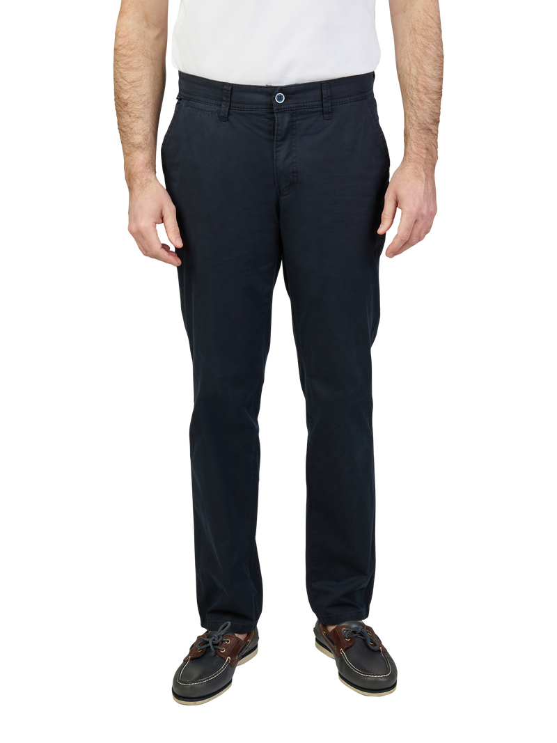 Herren trägt dunkelblaue Chino-Hosen, die bis zu den Schuhen reichen, mit Gürtelschlaufen, Knopf- und Reißverschluss, und einer leicht lockeren Passform.