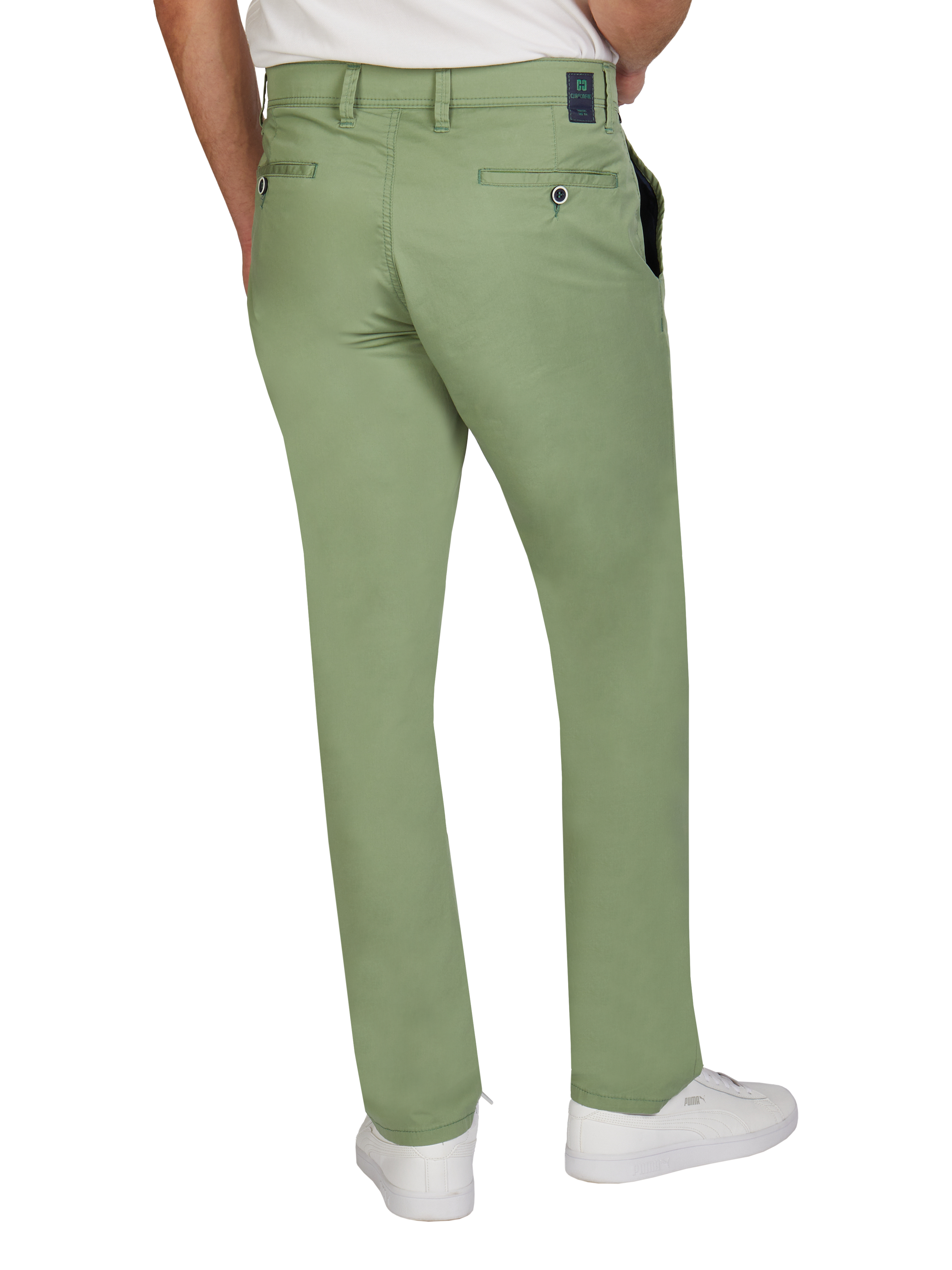 Bequeme hellgrüne Flat Front-Hose von Club of Comfort mit elastischem Komfortbund, Hemdstopper, Regular Fit, aus nachhaltiger Baumwolle mit COLDBLACK-Ausrüstung, made in Green by Oeko-Tex, geeignet für Frühjahr/Sommer, schmalere Fußweite, Modell trägt weiße Sneakers.
