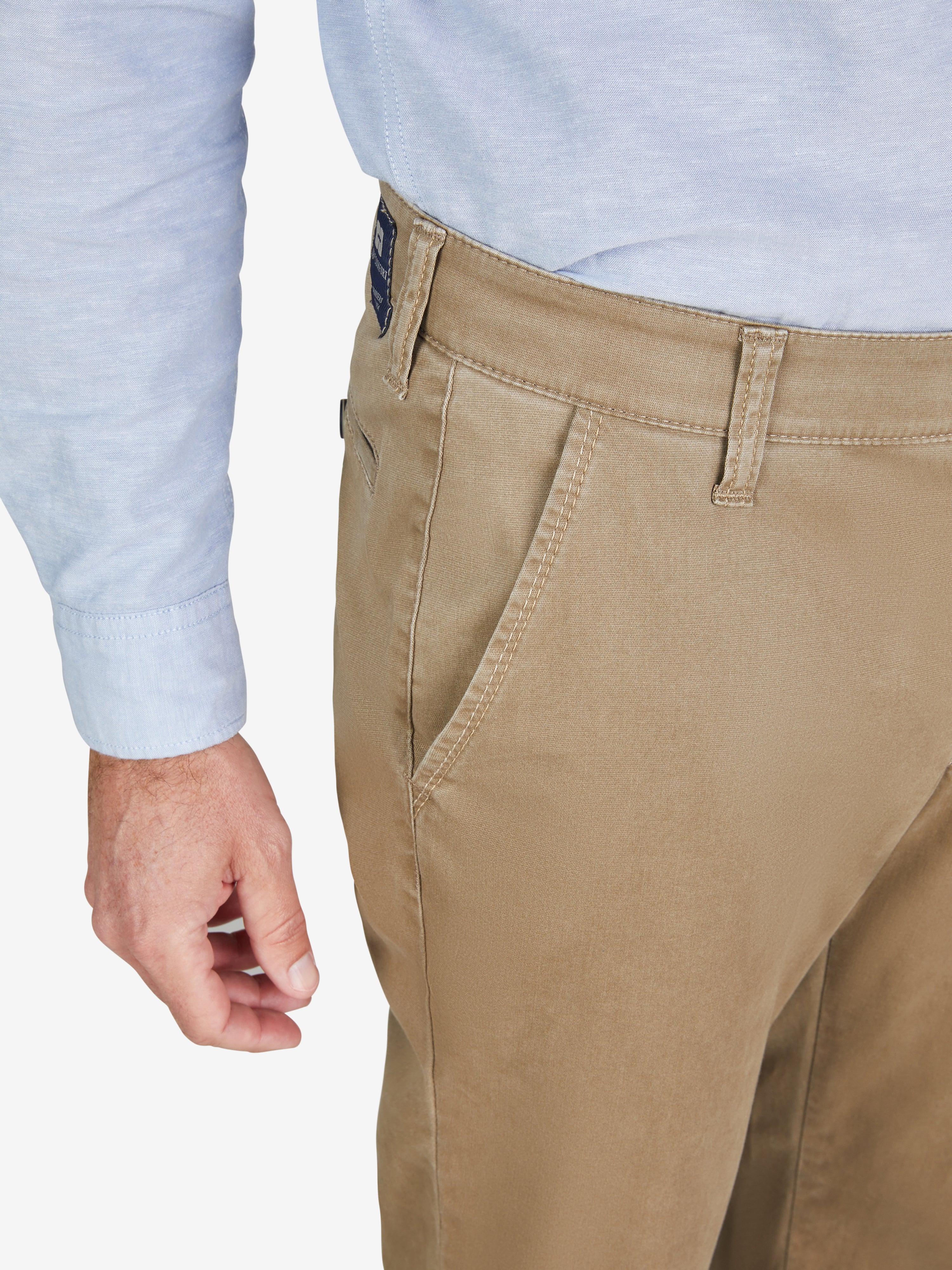 Hellebraune Flat Front-Hose mit elastischem Komfortbund, Hemdenstopper und dezenter Kontrast an den Seiten- und Gesäßtaschen. Aus Baumwoll Broken-Twill mit High Stretch, Fade-Out-Färbung für sommerlichen Look. Normale Leibhöhe, schmalere Fußweite, regular Fit.