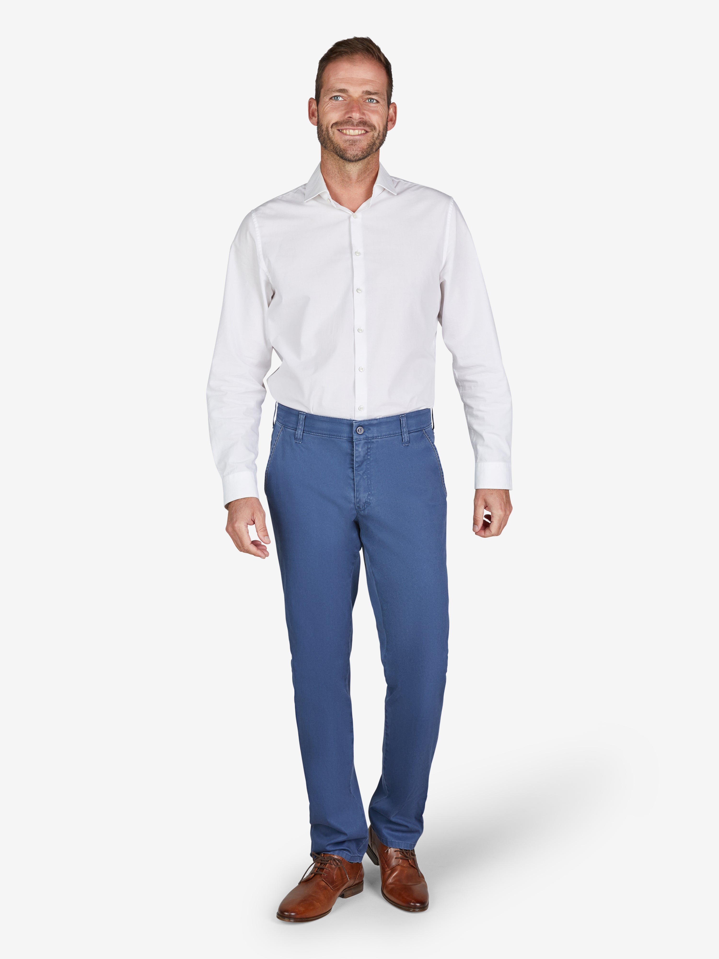 Mann trägt eine weiße Hemd und eine graublau GARVEY Flat Front-Hose mit elastischem Komfortbund, Hemdenstopper, High Stretch und Fade-Out-Färbung, geeignet für Frühjahr/Sommer, Regular Fit, in Blau.