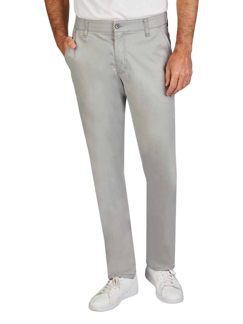 Am Bild ist eine Person zu sehen, die hellgraue Jeans trägt. Die Jeans hat eine reguläre Passform, seitliche Eingrifftaschen und einen Knopfverschluss. Die Person trägt außerdem weiße Sneakers und ein weißes T-Shirt.