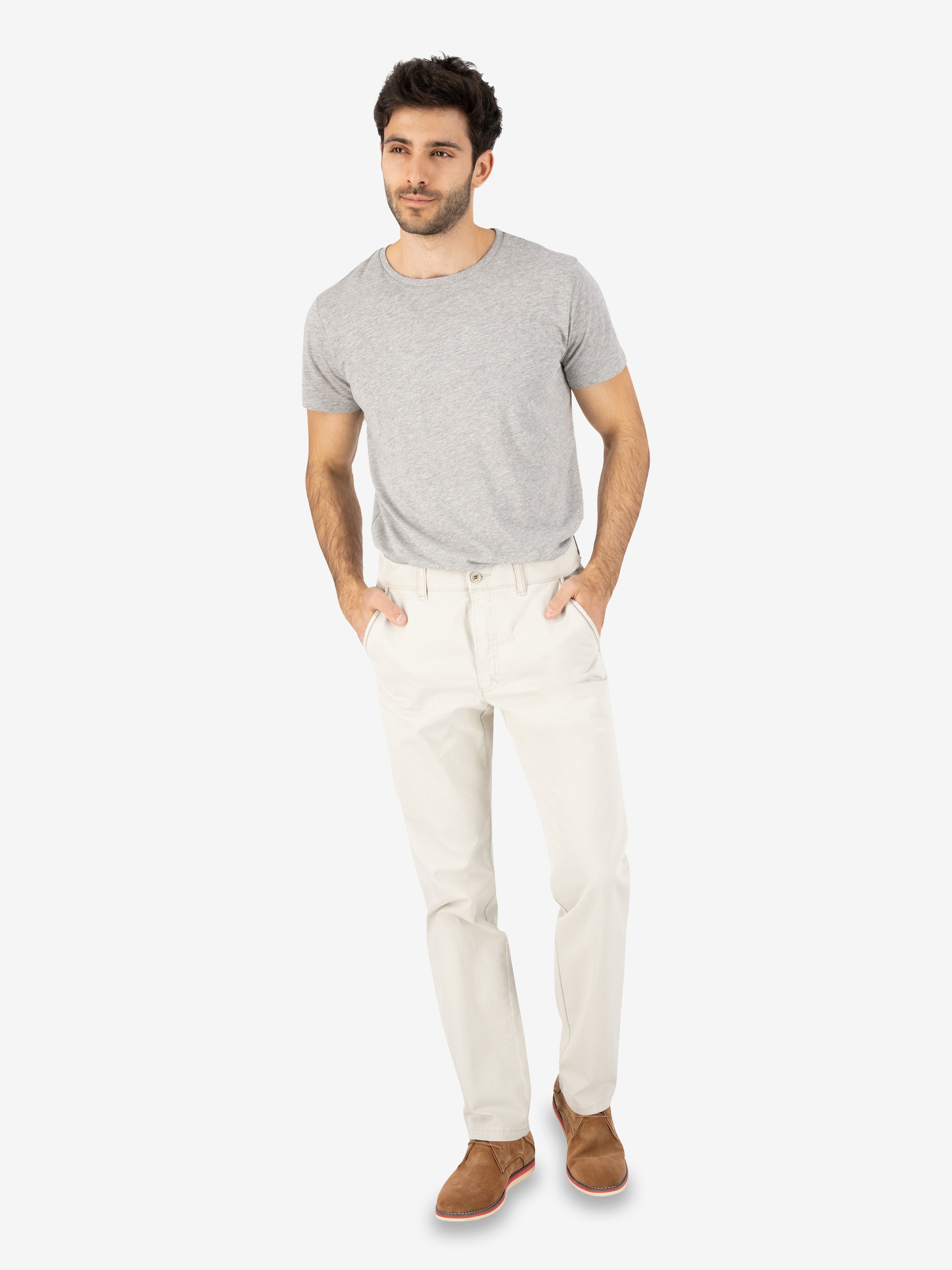 Mann trägt eine hellbeige GARVEY 6701 Flat Front-Hose mit elastischem Komfortbund, Hemdenstopper und dezenter Kontrast-Optik an den Seiten- und Gesäßtaschen, aus Baumwoll-Broken-Twill mit High Stretch, ideales für Frühjahr/Sommer, regt zum aktiven, nachhaltigen Look an.