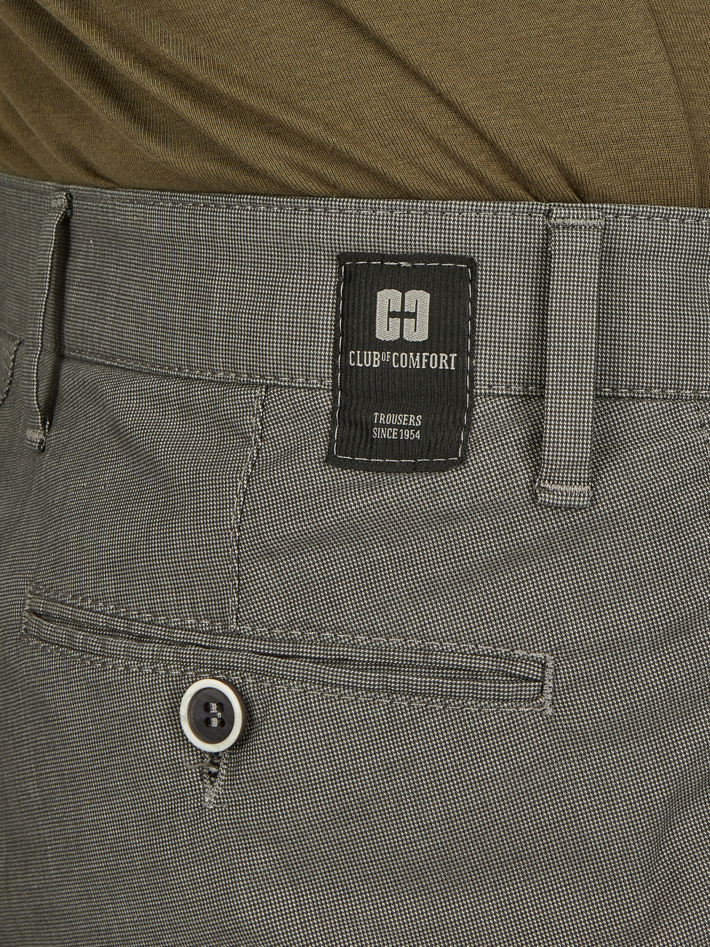 Nahaufnahme einer grauen Flat-Front-Hose mit elastischem Komfortbund, Markenlabel "Club of Comfort" sichtbar, aus Baumwoll-Mikrostruktur im Wool-Look, mit schmalerer Fußweite, ideal für Frühjahr/Sommer, reguläre Passform, inklusive Hemdstopper und Standard 100 by Oeko-Tex.