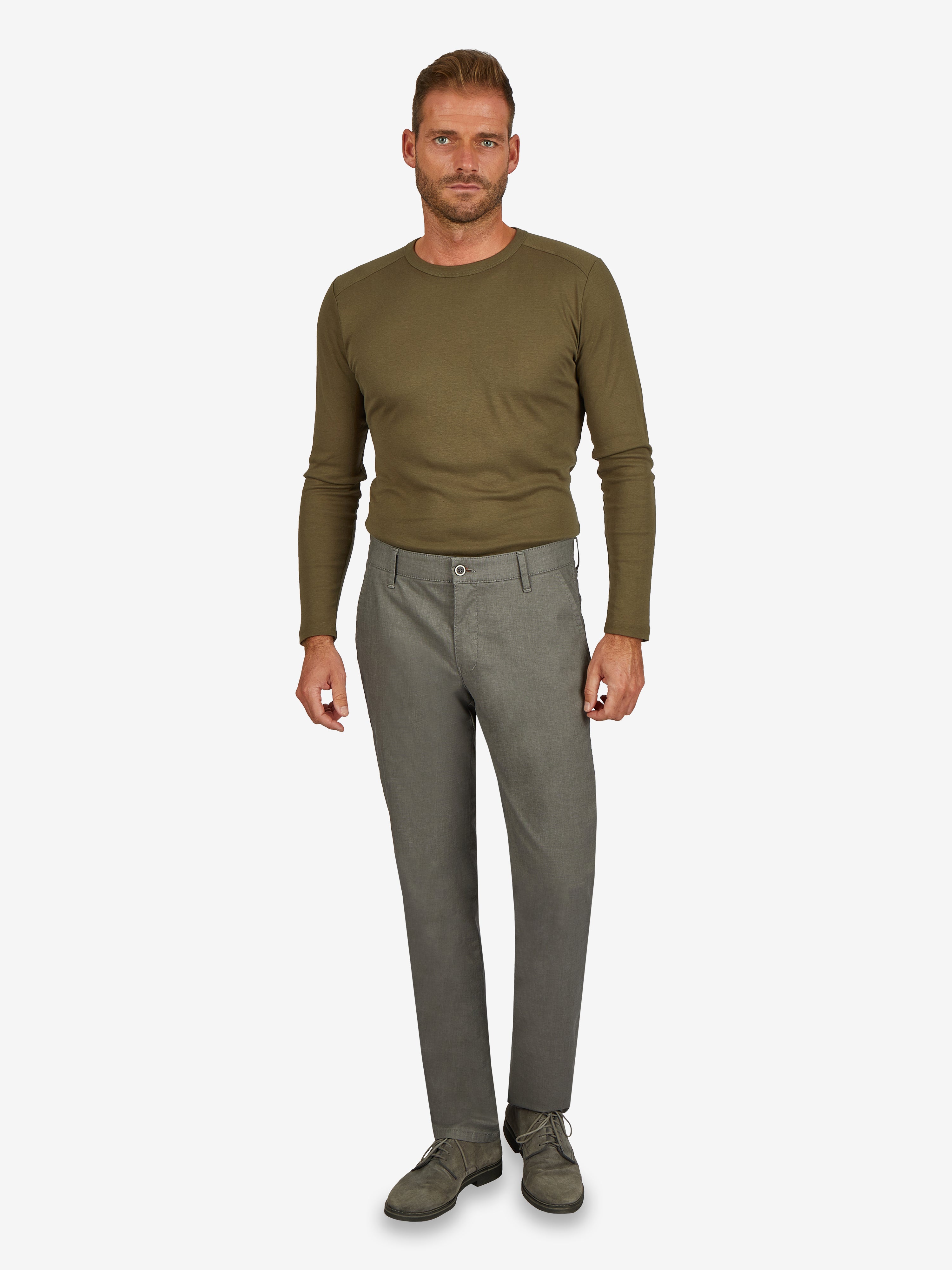 Mann trägt eine graue GARVEY 6910 Flat Front-Hose mit elastischem Komfortbund, Hemdstopper und Woll-Optik, kombiniert mit einem olivgrünen Oberteil, auf weißem Hintergrund.