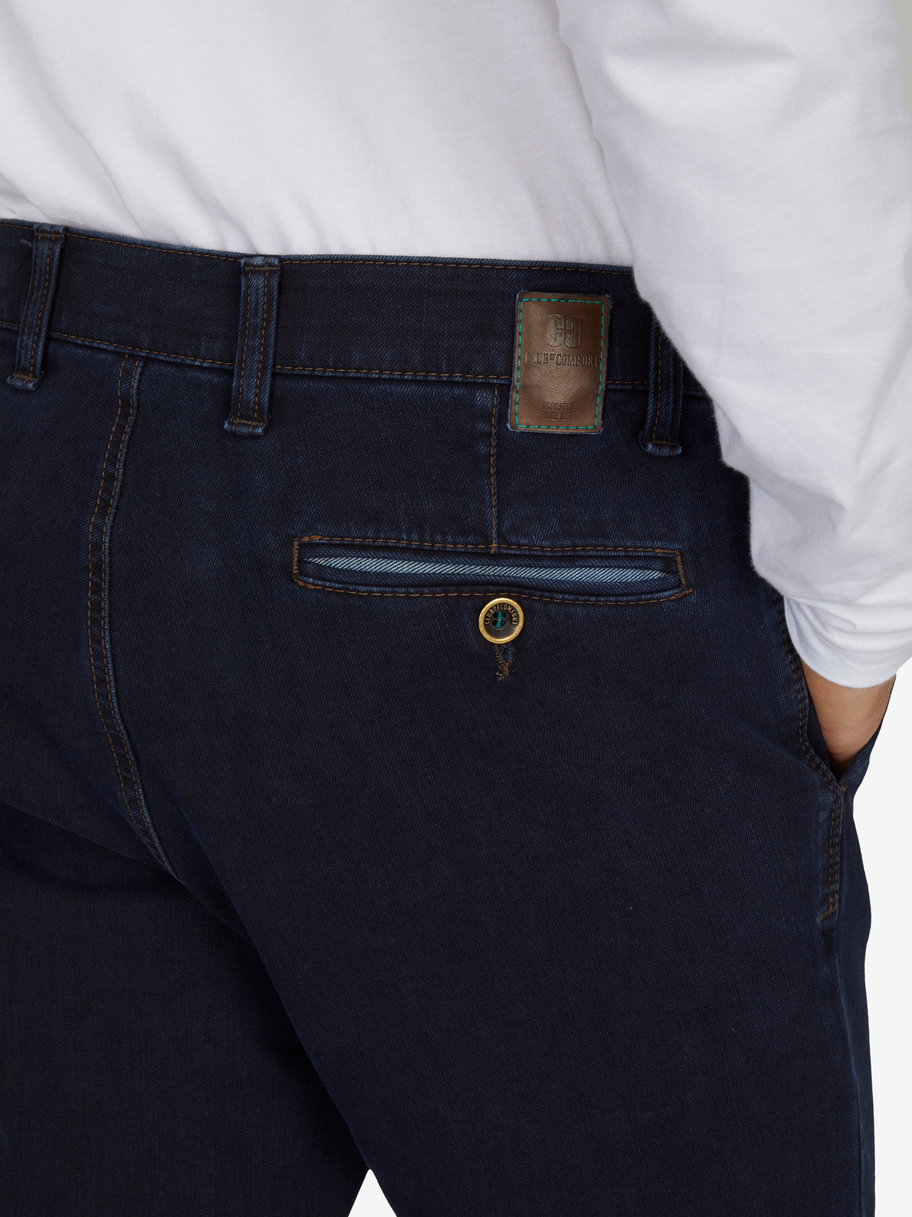 Dunkelblaue GARVEY Flat Front-Hose aus bi-stretch Denim mit Komfortbund, Hemdstopper, Münztasche, schmaler Fußweite, normaler Leibhöhe, elastisch, formstabil, für Ganzjahres, mit Sportiv-Design und Oeko-Tex Zertifizierung.