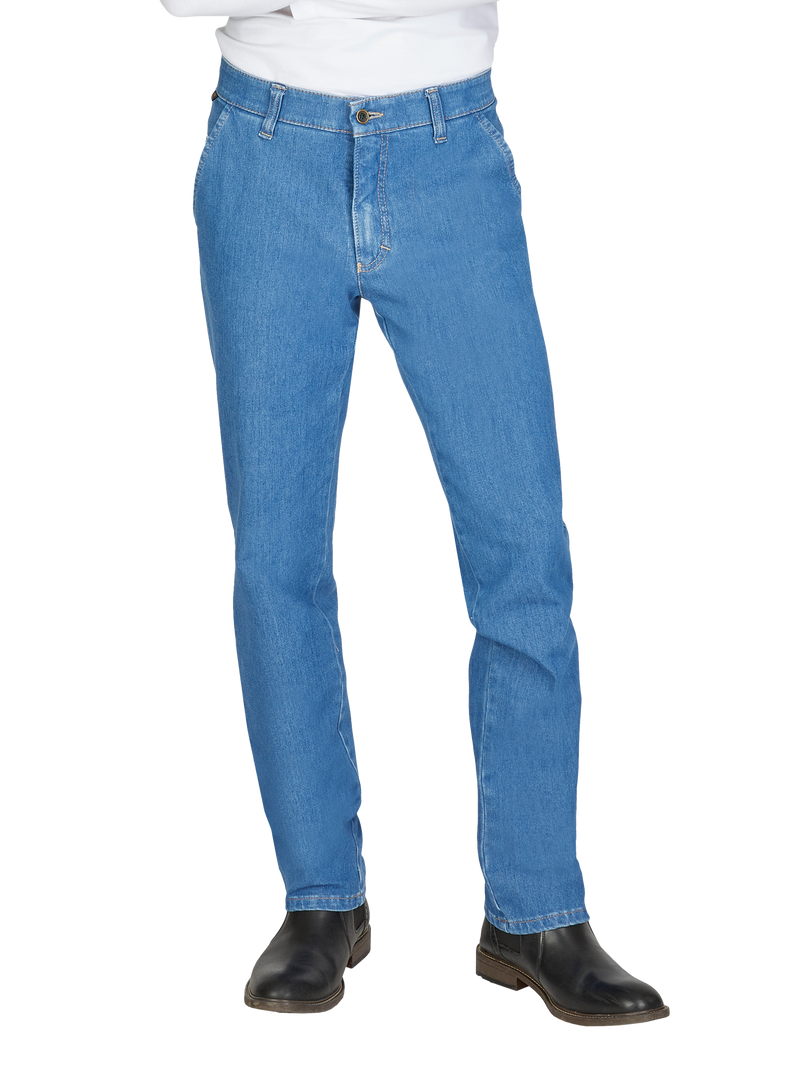 Ein Mensch trägt blau denim Jeans mit geradem Schnitt, einer Knopfleiste vorne, und einem klassischen fünf-Taschen-Design, kombiniert mit schwarzen Stiefeln und einem weißen Oberteil.