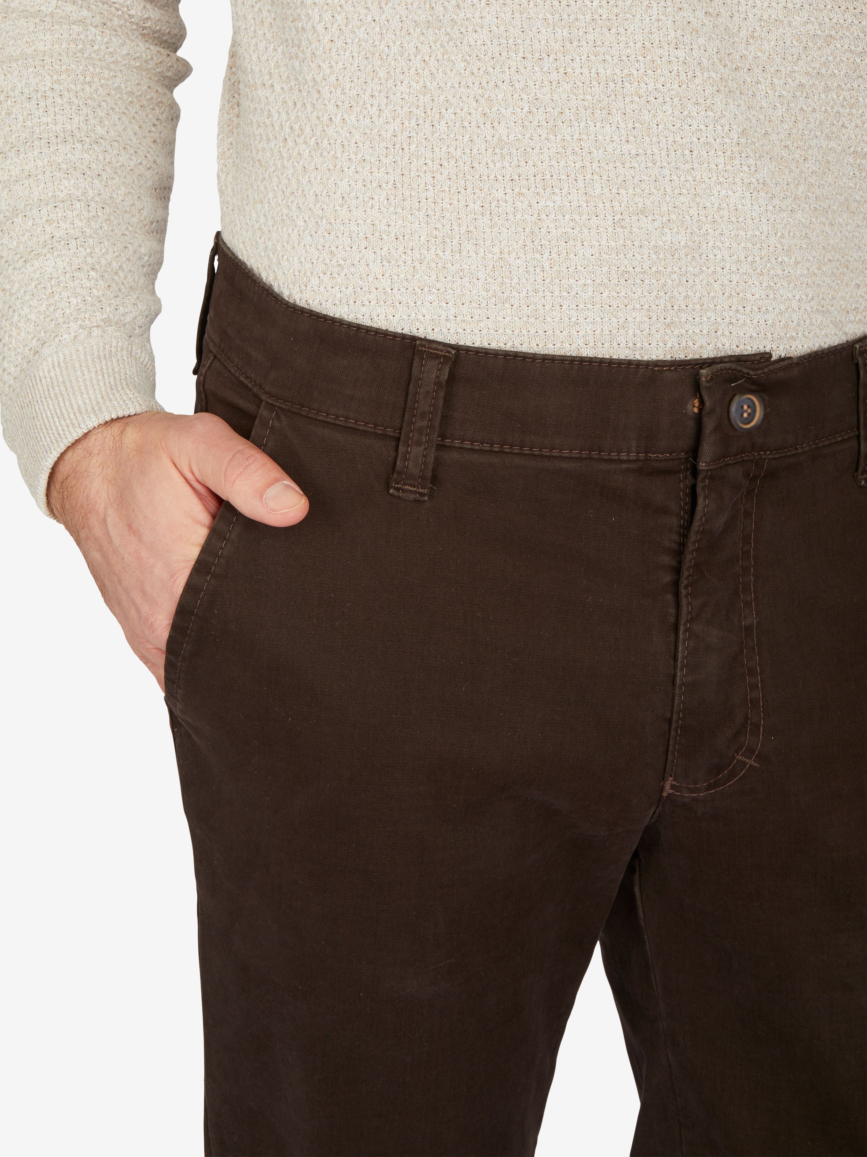 Nahaufnahme einer dunkelbraunen GARVEY 7612 Flat Front-Hose mit elastischem Komfortbund, Hemdenstopper und Münztasche in der rechten Tasche. Hoch-elastische Baumwollhose im Regular Fit, mit schlankem Beinverlauf, geeignet für Herbst/Winter.