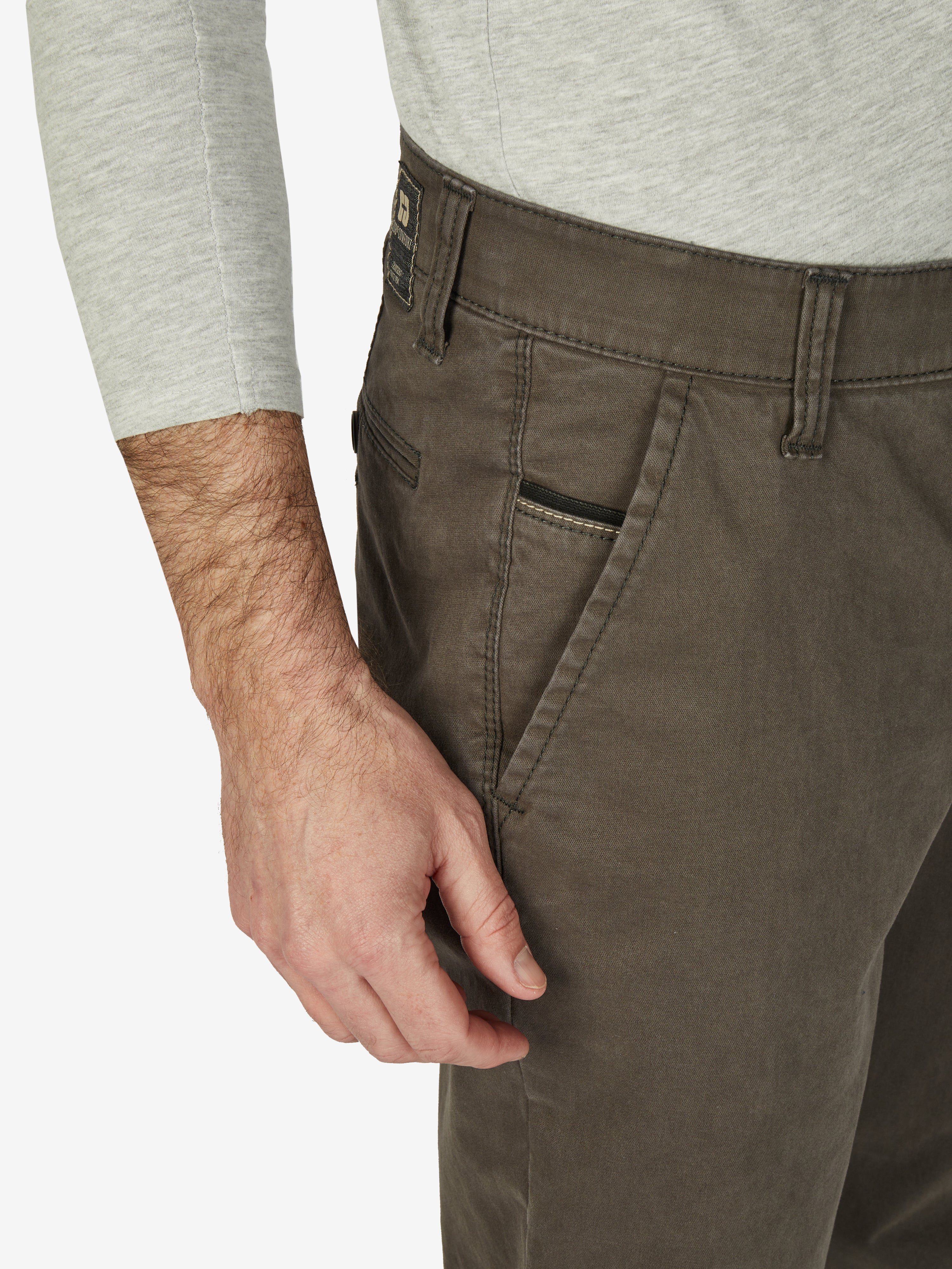 Nahaufnahme einer braunen GARVEY 7612 Flat Front-Hose in steingrau, mit elastischem Komfortbund, Hemdenstopper, Münztasche in der rechten Seitentasche, gefertigt aus hoch-elastischer Baumwolle mit maskulinem Griff und schönem Warenbild.