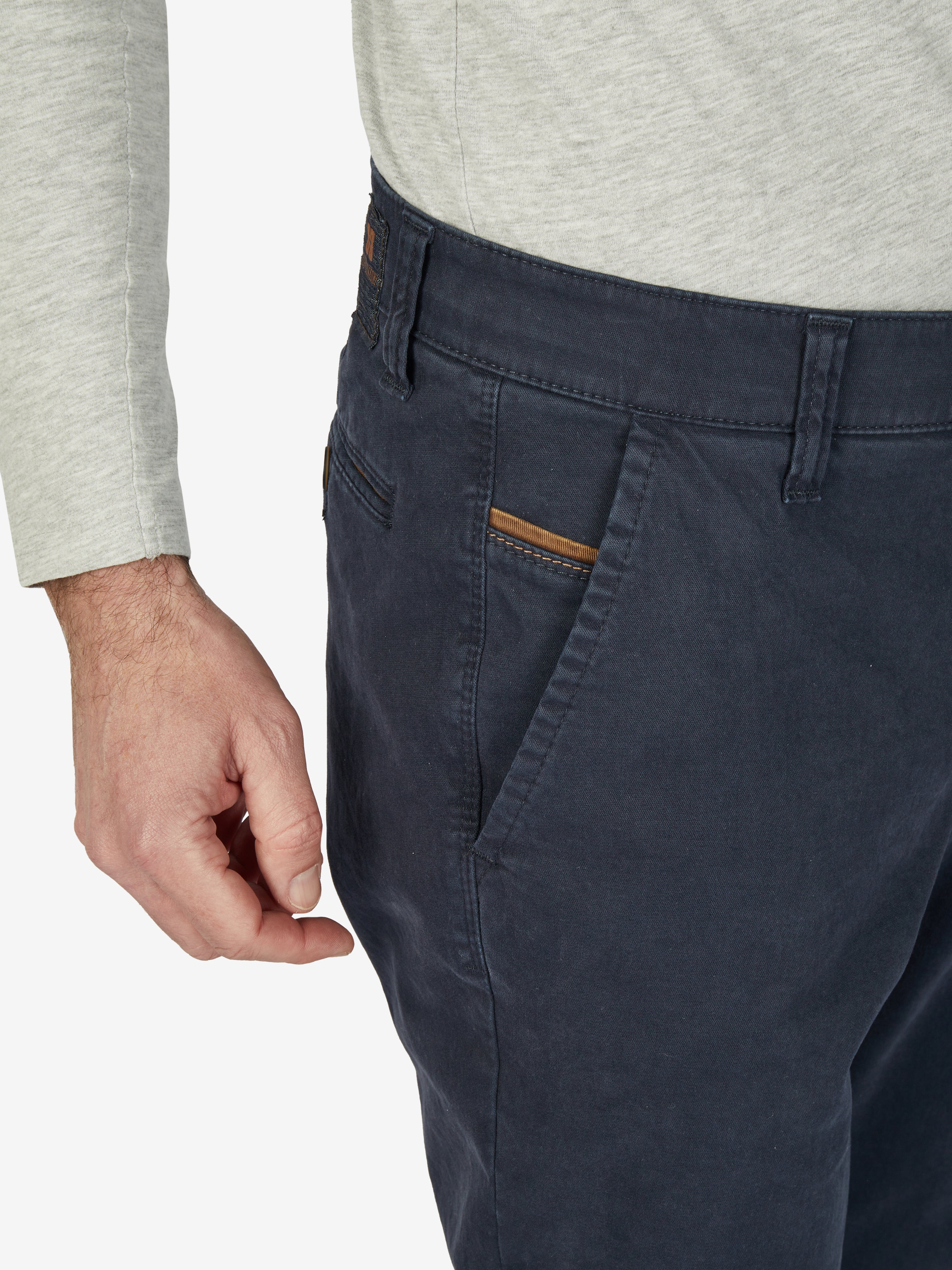 Hose GARVEY 7612 in marine dunkel mit Flat Front, elastischem Komfortbund, Hemdenstopper, Münztasche in der rechten Seitentasche, aus hoch elastischer High Stretch-Baumwolle, normaler Leibhöhe, schmaler Fußweite für einen schlanken Beinverlauf, hergestellt von Club of Comfort, saisonal für Herbst/Winter, blau, Regular Fit, Chino-Style, mit Standard 100 by OEKO-TEX.