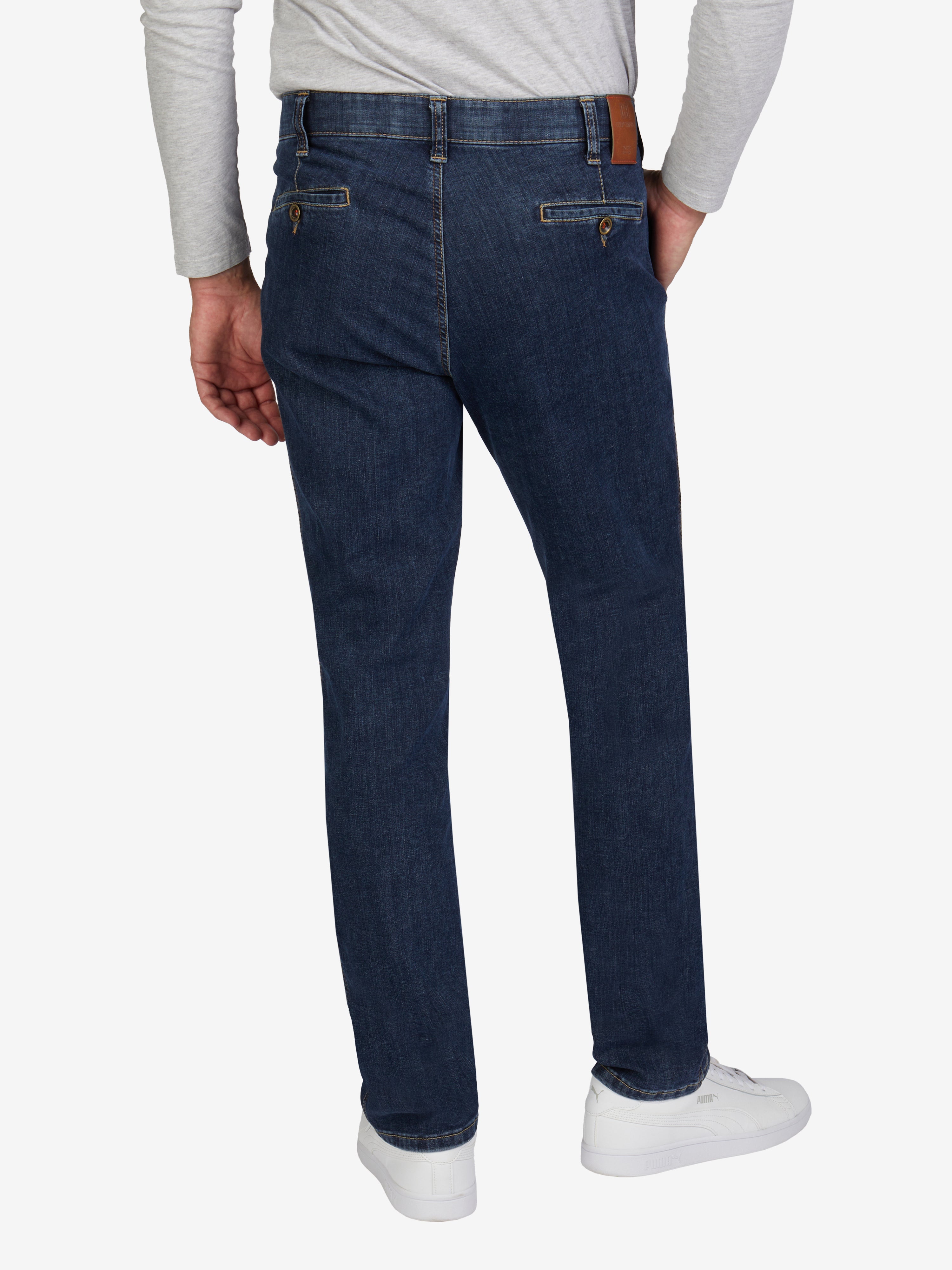 Bequeme dunkelblaue Flat Front-Hose in Jeansoptik mit elastischem Komfortbund, Hemdstopper, Bundverlängerung mit Knopf und Haken, hergestellt aus hoch elastischem Super High Stretch-Denim mit Lycra dual-FX®-Technologie. Normale Leibhöhe, schmalere Beinweite, Regular Fit, made in Green by Oeko-Tex.