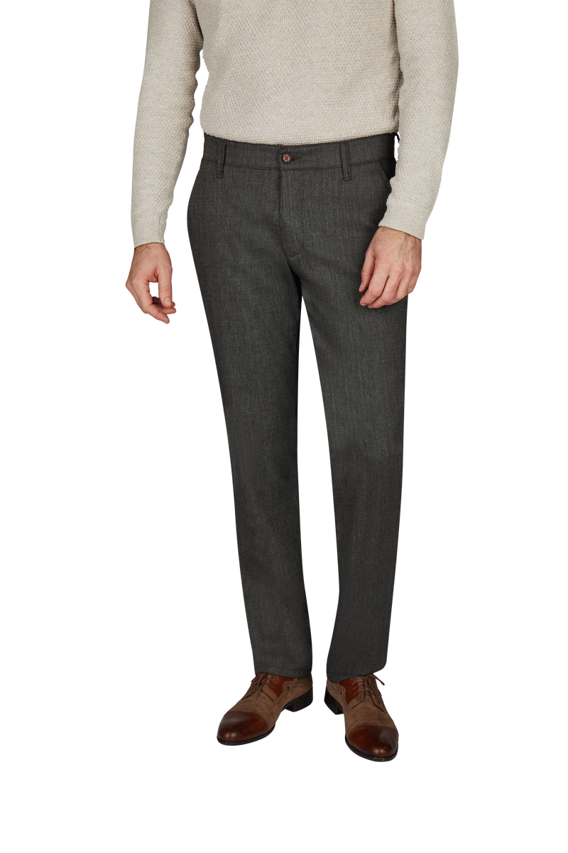 Die Abbildung zeigt eine Person, die eine hellgraue Strickjacke, dunkle Business-Hosen und braune Lederschuhe trägt.