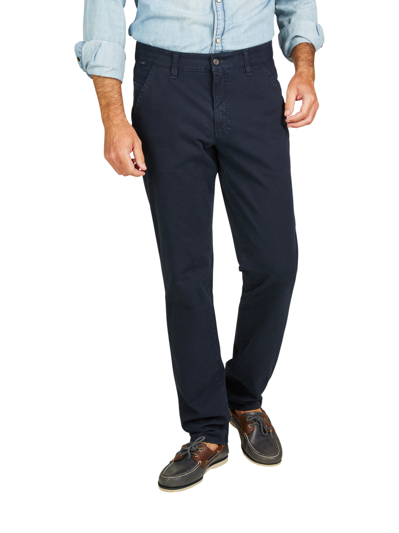 Bürohengel
Der Mann trägt dunkle, gerade geschnittene Chino-Hose, die bis zu den Füßen reicht. Er trägt ein hellblaues, langärmeliges Hemd mit aufgekrempelten Ärmeln. Seine Hände sind entspannt an den Seiten, und er trägt dunkelbraune Segelschuhe. Das Bild zeigt nur den unteren Teil seines Körpers.