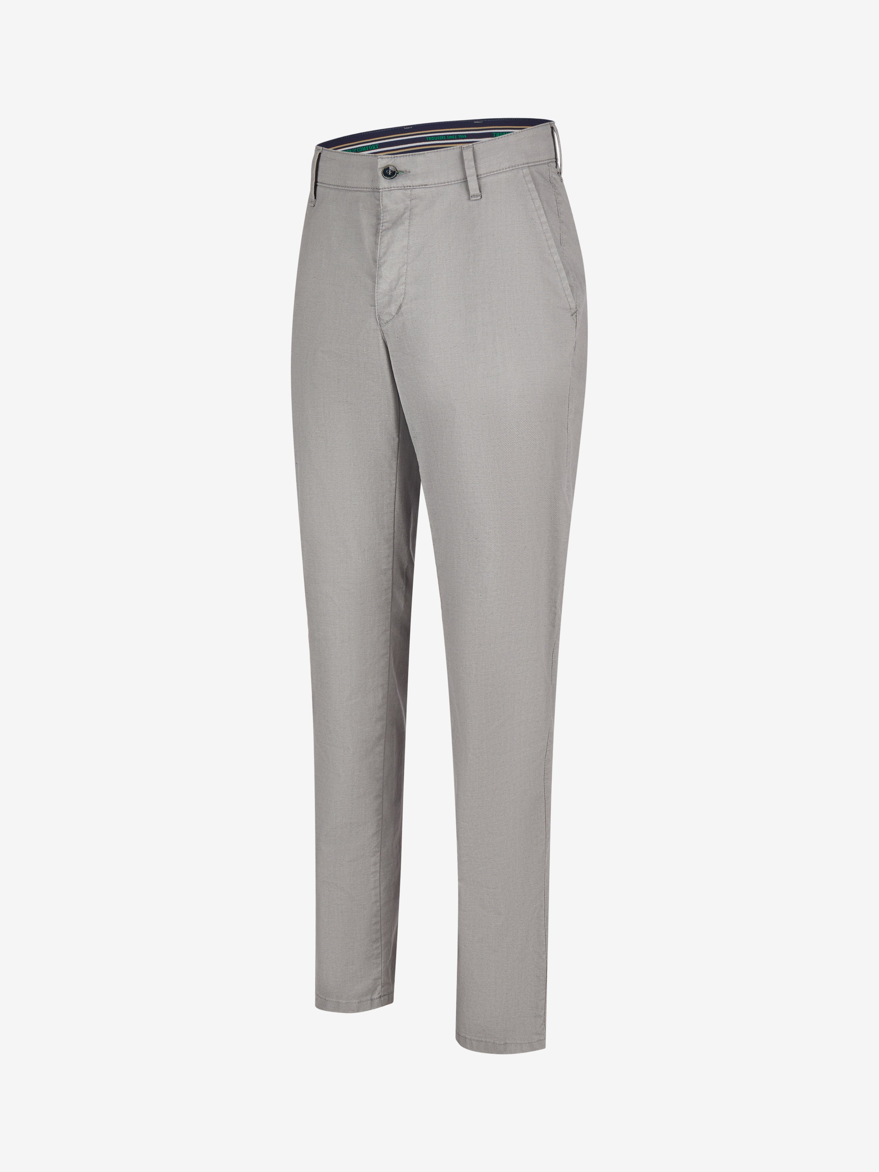 Grau farbene Flat Front-Hose von Club of Comfort, Modell GARVEY 8108, aus High Stretch Baumwoll-Mikrostruktur mit natürlichem Warenbild, reguläre Leibhöhe, schmaler Beinverlauf, elastischer Komfortbund mit Hemdstopper, ideal für Frühjahr/Sommer, made in Green by Oeko-Tex.