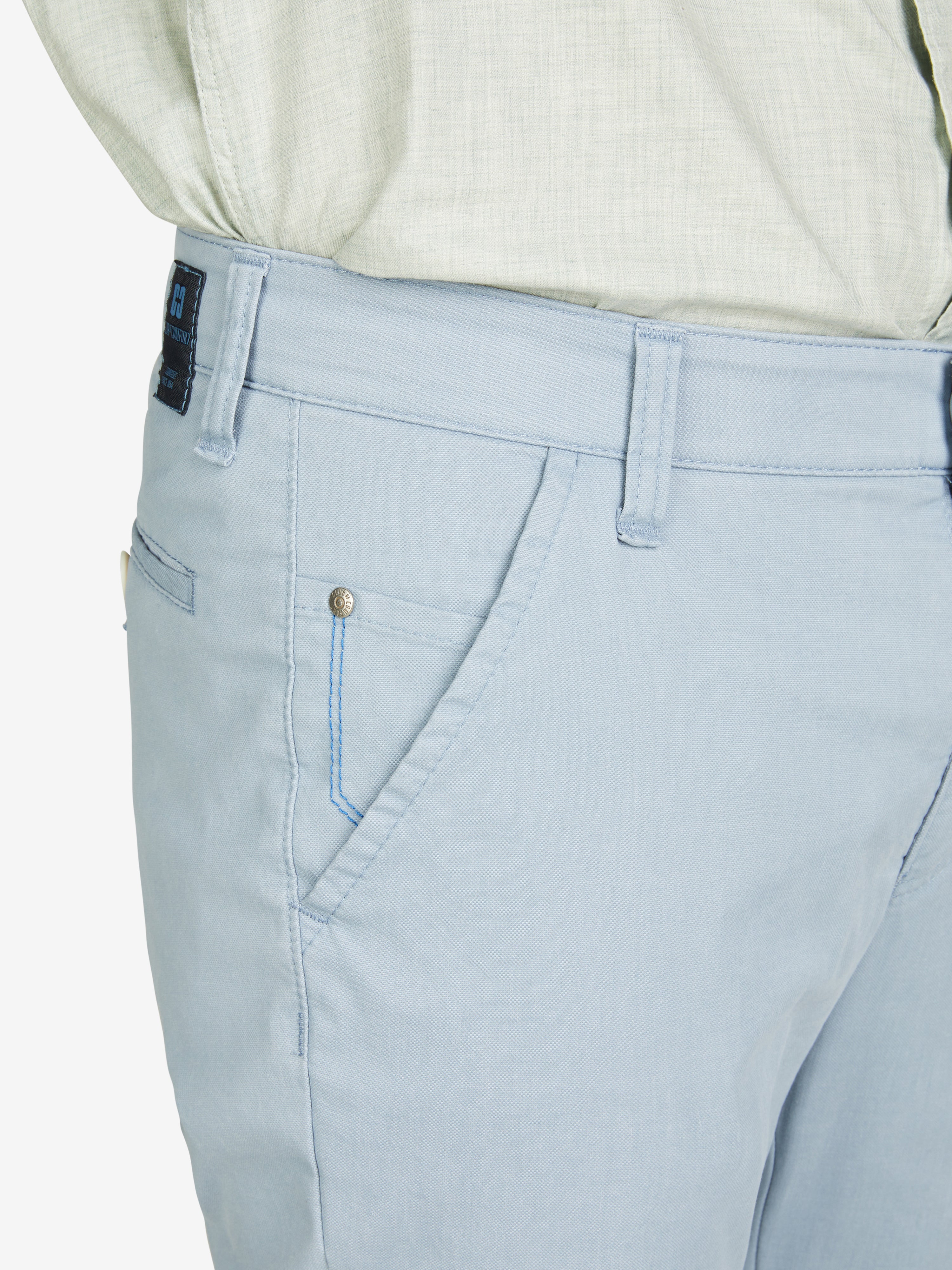 Hellblaue GARVEY 8124 Flat Front-Hose aus elastischer Baumwoll-Mikrostruktur mit Coolmax® EcoMade Klimaregulierung, Elastikbund, Hemdstopper, Münztasche, normaler Leibhöhe, schmalem Bein, hergestellt von Club of Comfort, geeignet für Frühjahr/Sommer, nachhaltige und bequeme Chino für den Regular Fit.