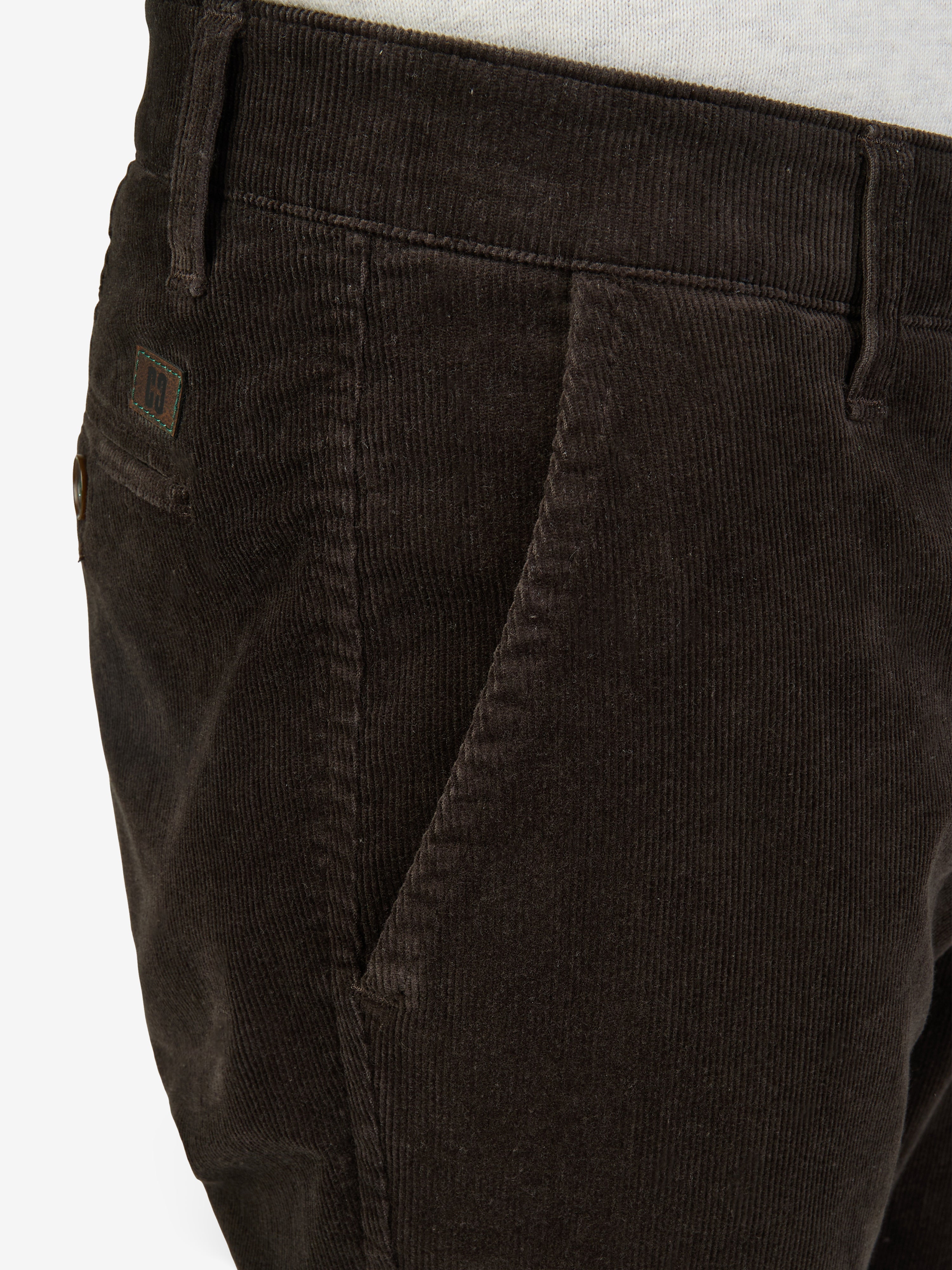 Graumelierte Cord-Hose GARVEY 8200 mit Flat Front, elastischem Komfortbund, Hemdenstopper, Bundverlängerung mit Knopf und Haken, Regular Fit, schmaler Fußweite, made in Green by Oeko-Tex, getragen vom Modell.