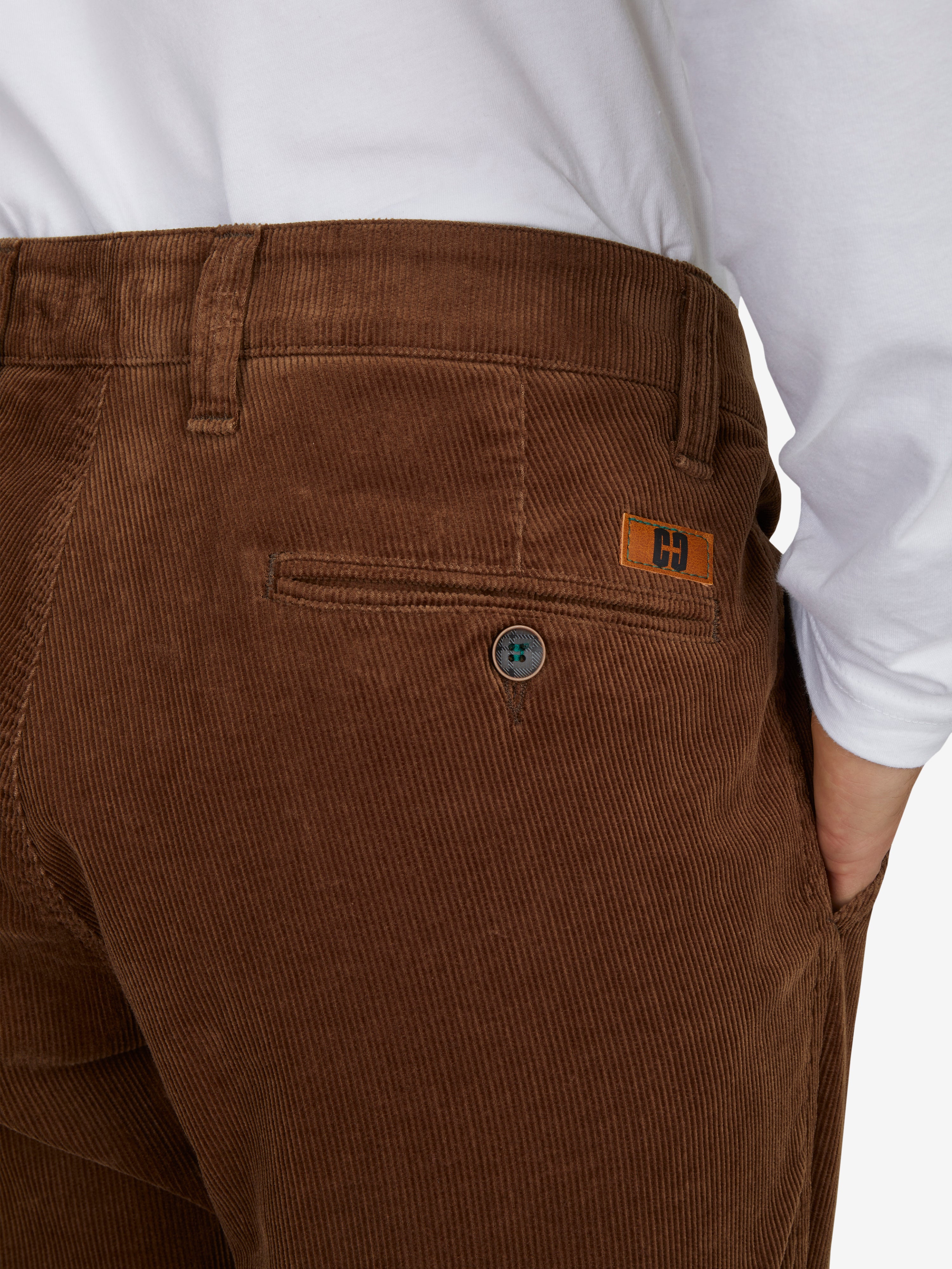 Nahaufnahme einer braunen Cordhose vom Modell GARVEY 8200 in hellbraun, mit elastischem Komfortbund, Hemdenstopper, Bundverlängerung mit Knopf und Haken, schmaler Fußweite, Regular Fit, hergestellt von Club of Comfort, aus Feincord mit High Stretch und weichem Griff, ideal für Herbst/Winter.