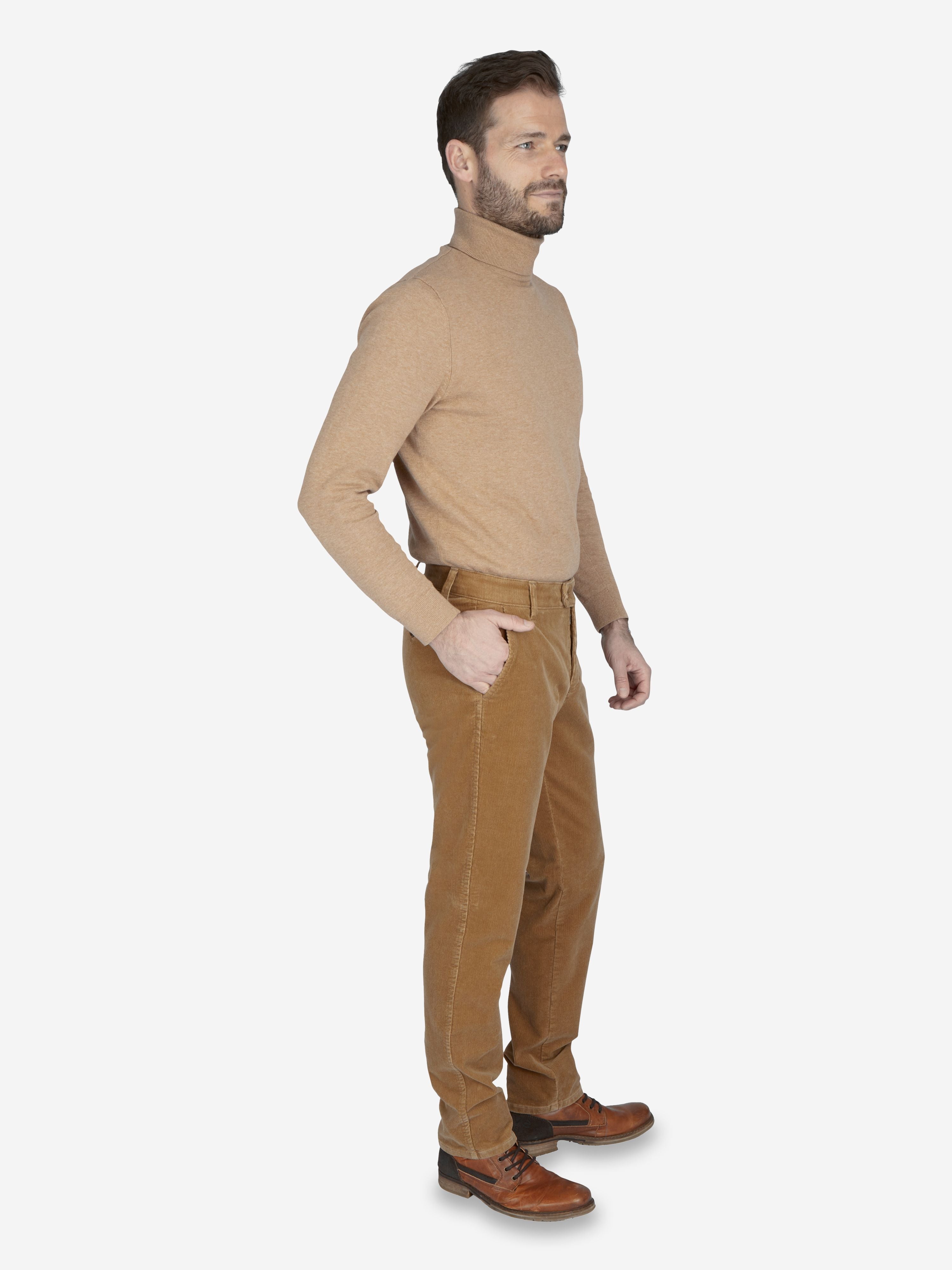 Mann trägt eine beige GARVEY 8200 Flat Front-Hose aus Feincord mit High Stretch, elastischem Komfortbund, Hemdenstopper und schmalerer Fußweite, kombiniert mit einem beigen Rollkragenpullover. Die Hose hat eine normale Leibhöhe und ist aus nachhaltigem, oeko-tex-zertifiziertem Material.