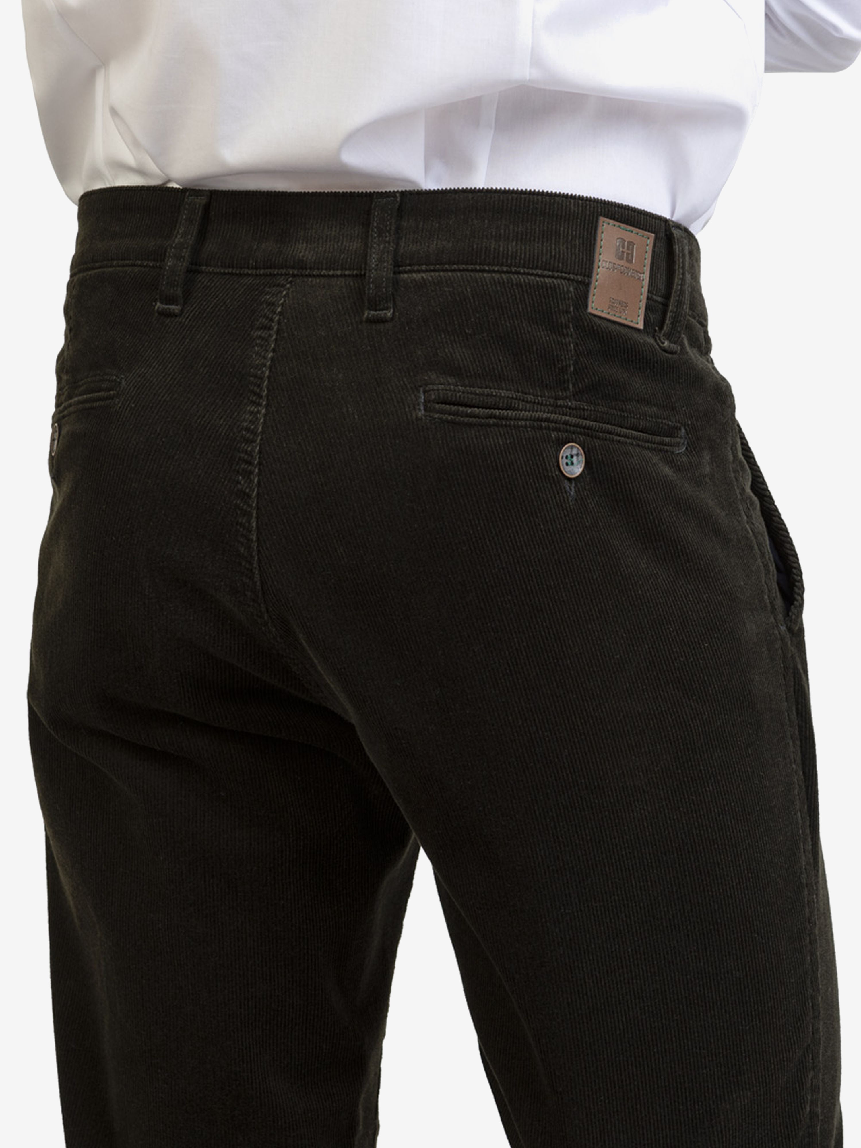 Herrenhose GARVEY 8200 in Dunkelgrün, aus weichem Feincord mit Stretch, Flat Front, elastischem Komfortbund, Hemdenstopper, regulärer Sitz, schmaler Beinverlauf, Made in Green by Oeko-Tex, geeignet für Herbst/Winter.