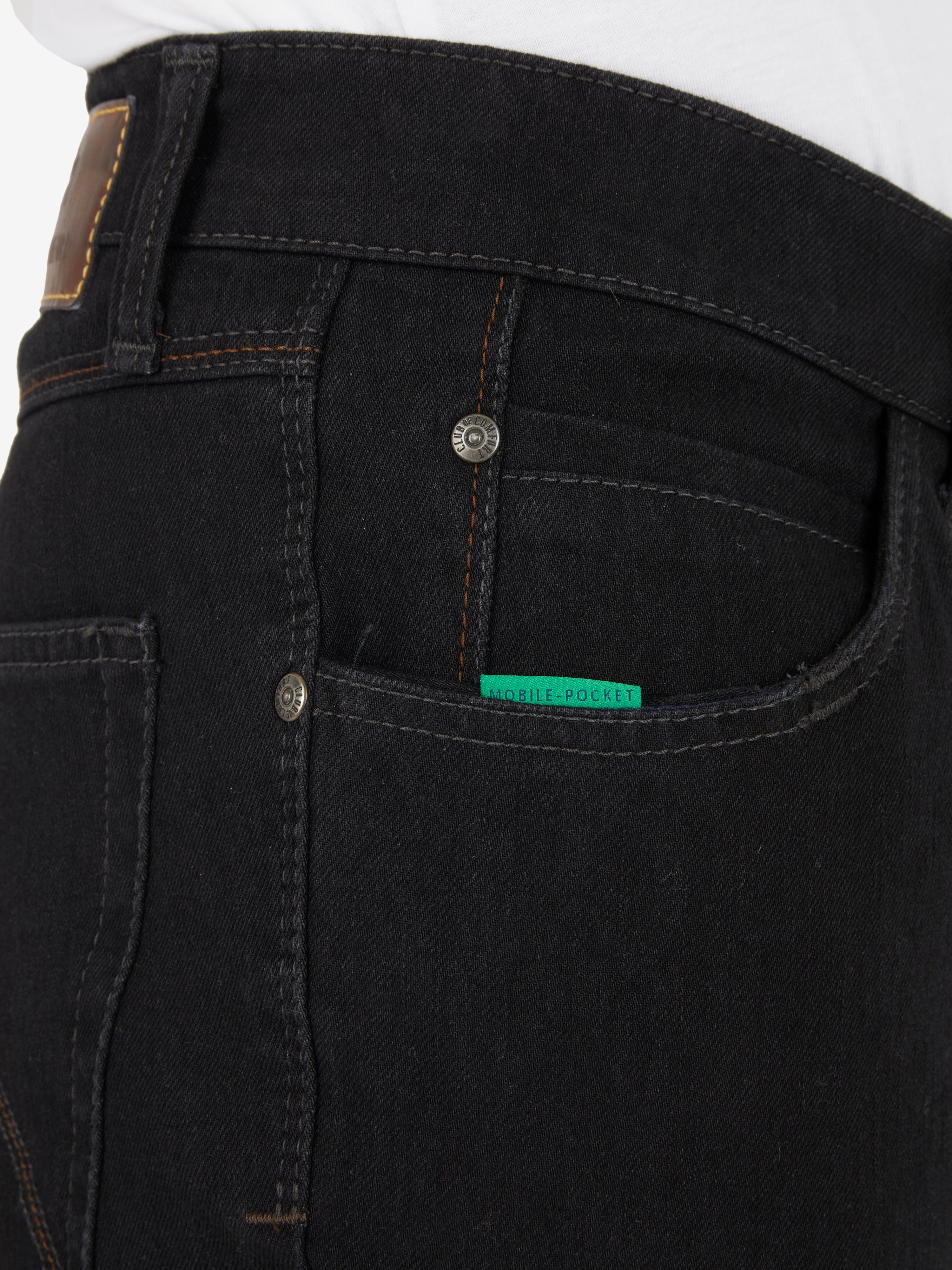 Hosenbild in Schwarz mit elastischem Doppelstoffbund, 6-Pocket-Design, Hemdstopper und spezieller "Mobile Pocket" in der rechten Vordertasche für Smartphones, aus superelastischem Bi-Stretch-Denim mit T400-Beimischung, Regular Fit, normale Leibhöhe, schlankes Bein, Hersteller Club of Comfort.