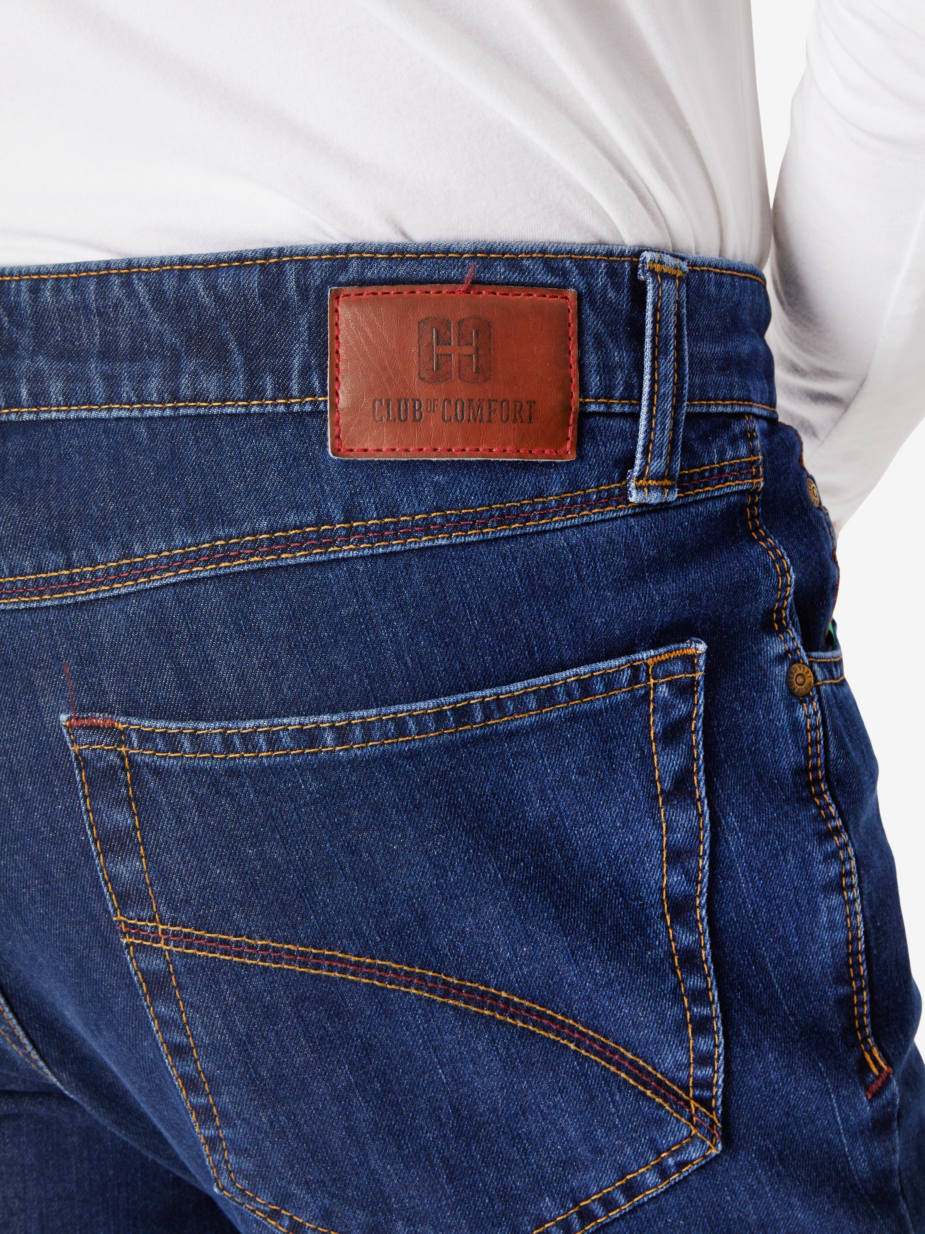 Nahaufnahme einer dunkelblauen Jeanshose (Modell HENRY-Z7054) mit elastischem Doppelstoffbund, Intelligentem Mobile Pocket in der rechten Vordertasche, gebrandetem Lederlabel "Club of Comfort" am Gürtel, normaler Leibhöhe, schlankem Bein und 6-Pocket-Design.