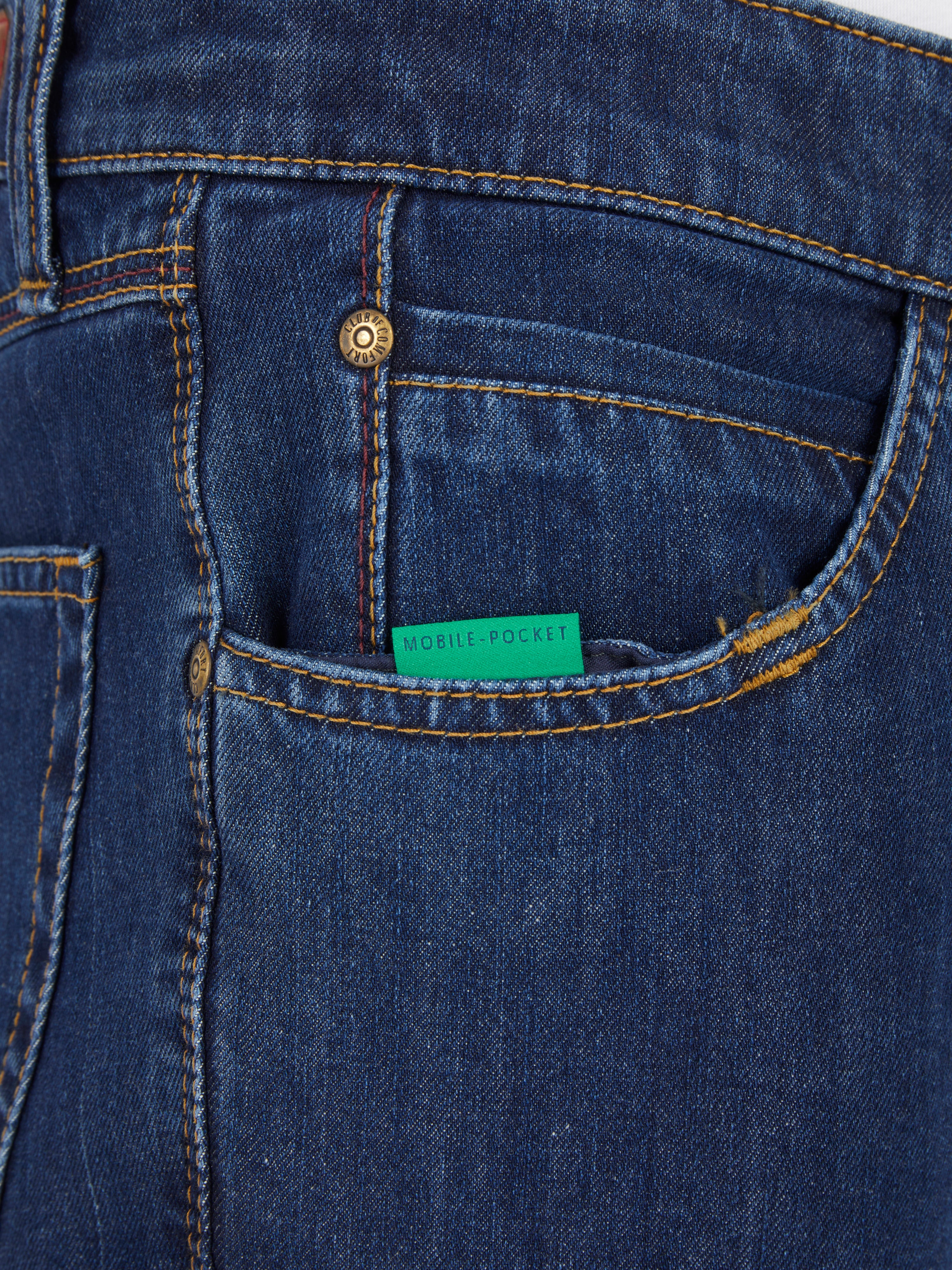 Ansicht einer jeansblauen 5-Pocket Hose von Club of Comfort, mit elastischem Doppelstoffbund, Mobile Pocket in der rechten Vordertasche, aus superelastischem Bi-Stretch-Denim, formstabil dank T400-Beimischung, normale Leibhöhe, schlankes Bein, Gewicht ca. 570 g, Modell HENRY-Z7054.
