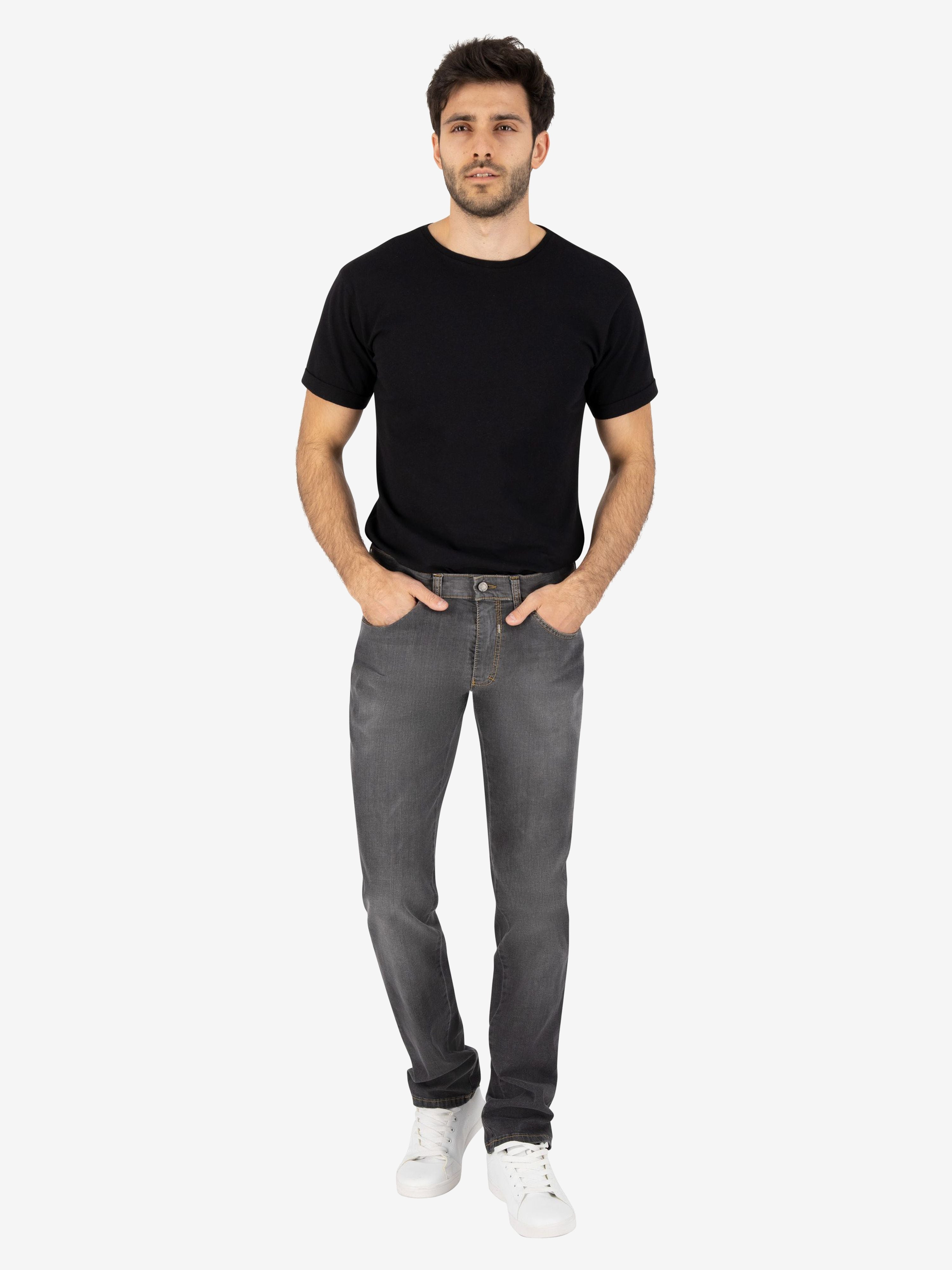 Mann trägt eine schwarze T-Shirt und graue, gewaschene HENRY 6516 6-Pocket Jeans in Regular Fit mit elastischem Doppelstoffbund, Mobile Pocket, Münztasche mit Kontrast-Patch aus High Stretch-Denim, gefertigt von Club of Comfort, Display mit Produktdetails und Innenansicht.
