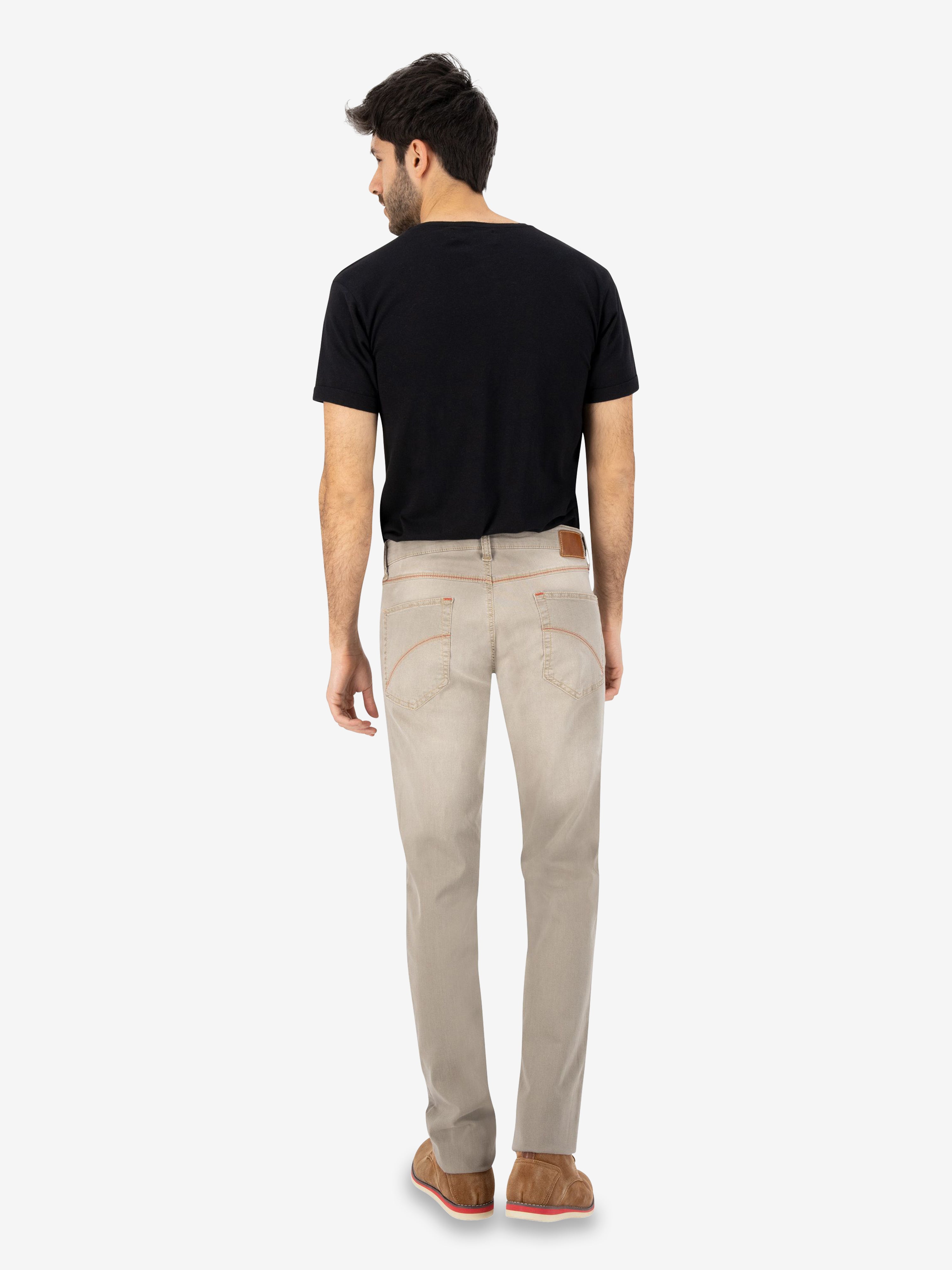 Herrenmode: Ein Mann trägt eine beige, gewaschene HENRY 6516 6-Pocket Jeanshose von Club of Comfort mit elastischem Doppelstoffbund, Mobile Pocket, Münztasche mit Kontrast-Patch, schlankem Bein und normaler Leibhöhe. Passend für Freizeit.