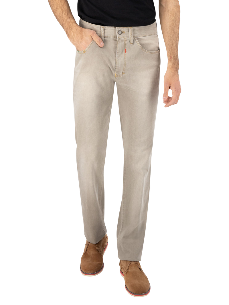 Hose in einem hellen Beigeton, gerade Passform, mit Seitentaschen, Gürtelschlaufen und Reißverschluss, getragen von einer Person, die schwarze Schuhe und ein schwarzes Oberteil trägt.