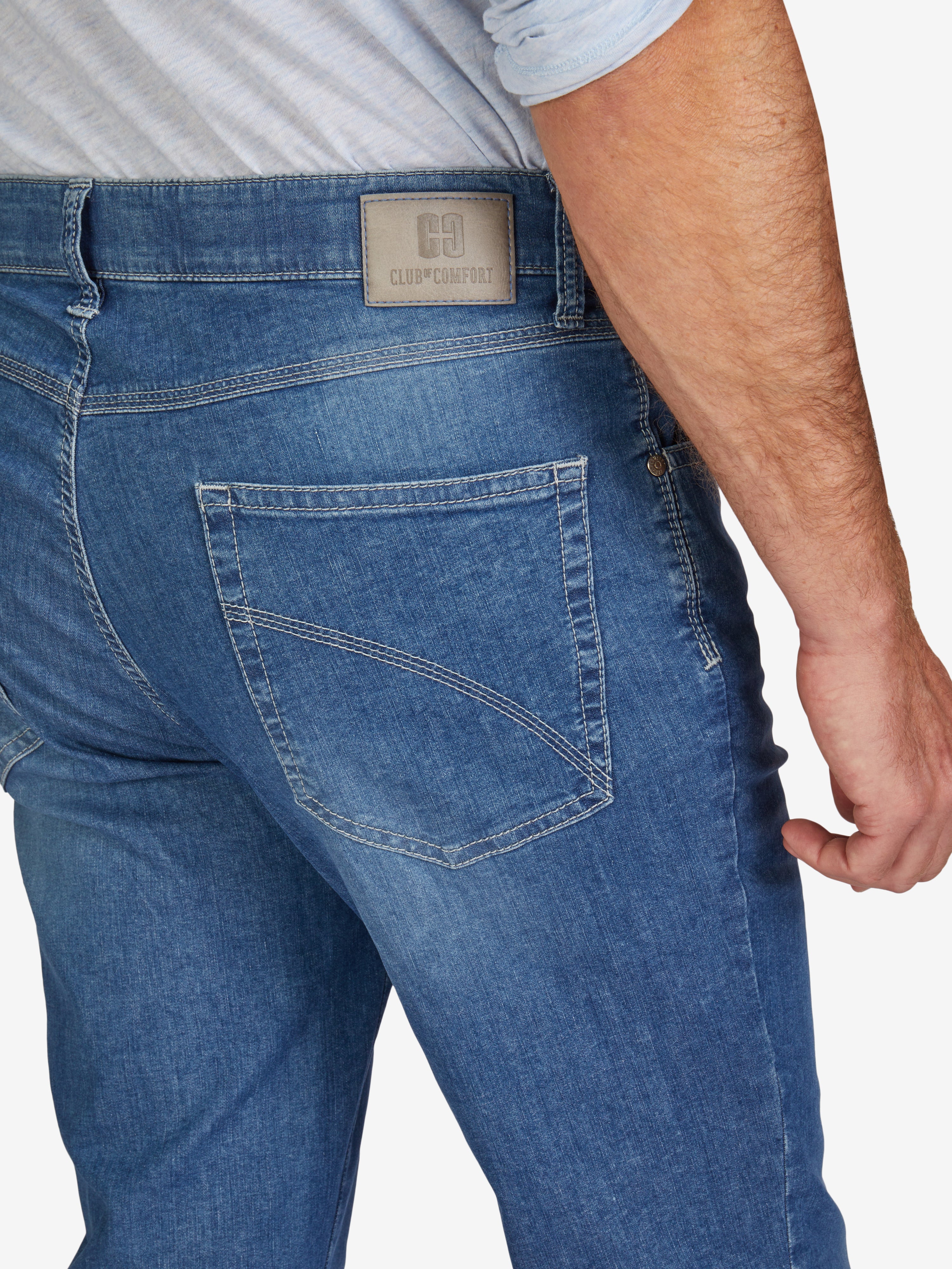Helleblaue, hoch elastische 6-Pocket Jeanshose von Club of Comfort mit Mobile Pocket in der rechten Vordertasche, sportlichem Kontrast-Patch, normaler Leibhöhe, schmalem Bein und Super High Stretch-Denim, hergestellt in nachhaltiger Produktion.