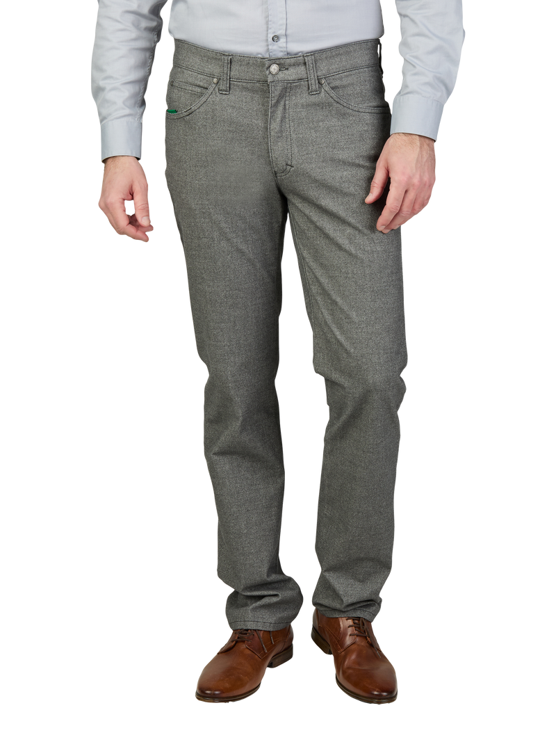 Der Bildausschnitt zeigt einen Mann in grauen, klassischen Stoffhosen, gesteppten Taschen und Gürtel, kombiniert mit einem hellblauen, knöpfbaren Hemd und braunen Lederschuhen.