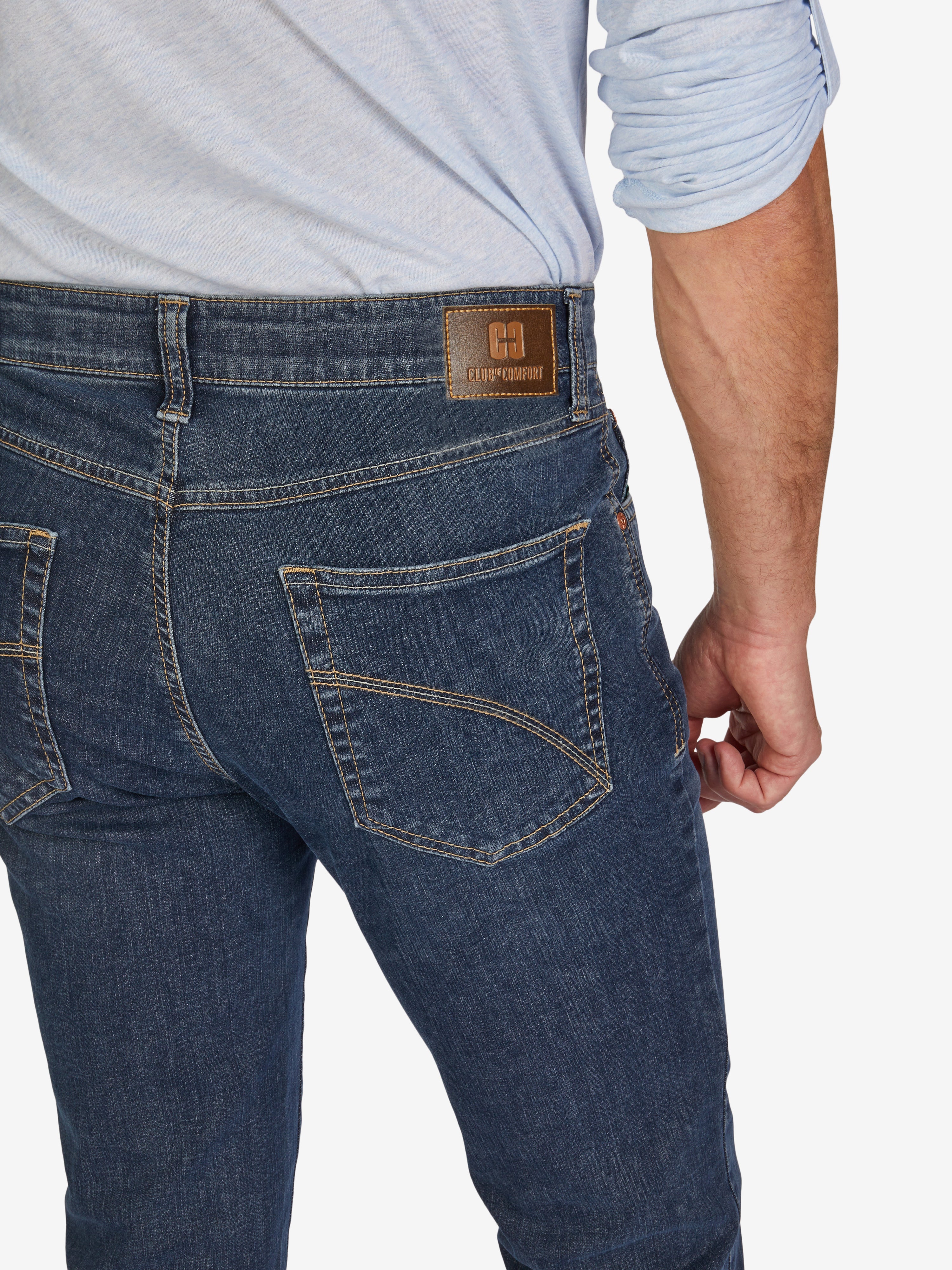Nahaufnahme einer blauen, gewaschenen 6-Pocket Jeanshose von Club of Comfort, mit elastischem Komfortbund, Mobile Pocket in der rechten Vordertasche, Markenlabel auf dem Bund, schlankes Bein und schmaler Fußweite, hergestellt aus hoch elastischem Super High Stretch-Denim mit Lycra dual-FX® Technologie.
