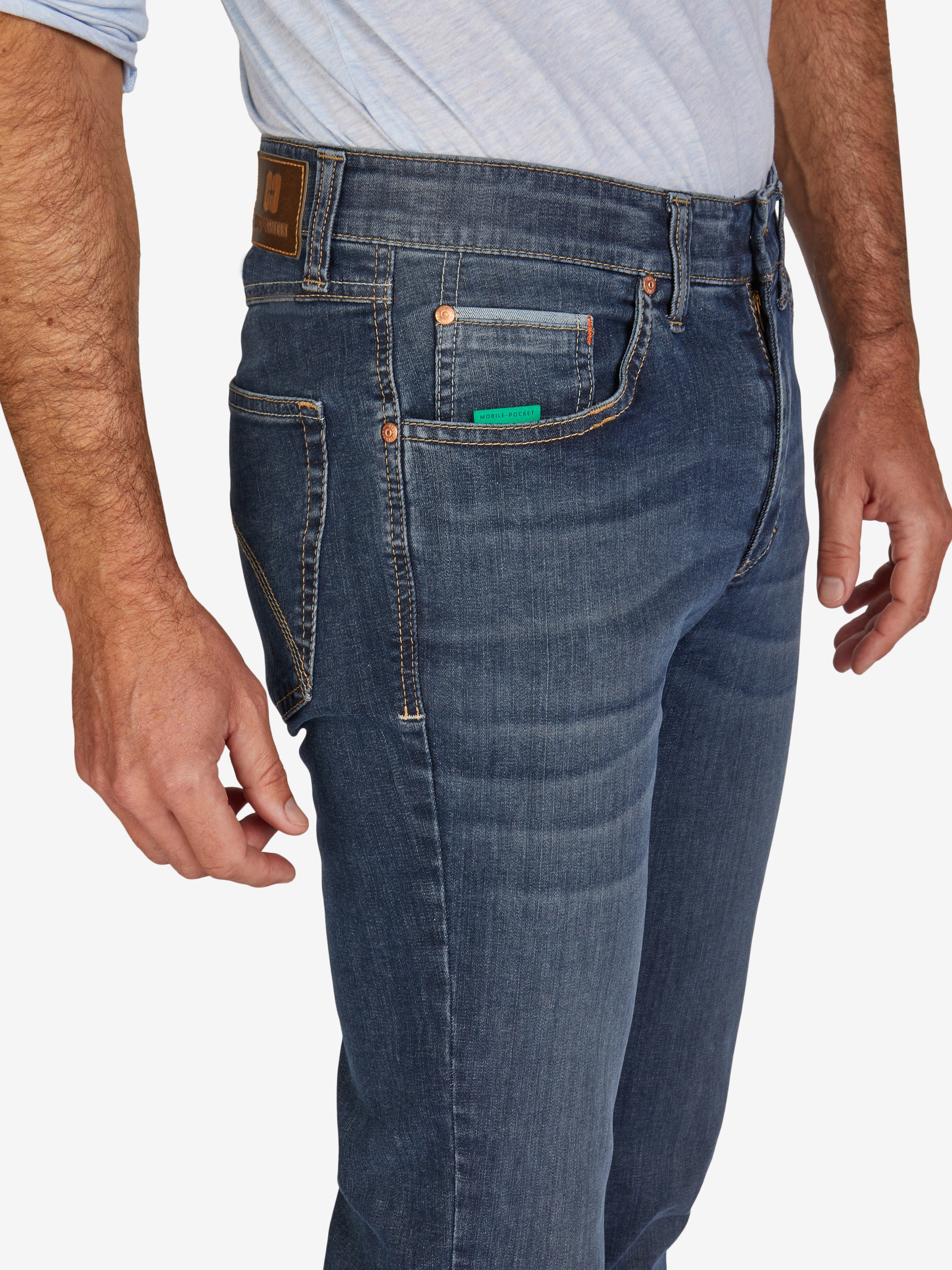 Blaue, gewaschene 5-Pocket Jeans von Club of Comfort, Modell HENRY 7915, mit elastischem Doppelstoffbund, Hemdstopper, schmalem Bein, normaler Leibhöhe und Mobile Pocket in der rechten Tasche, hergestellt aus hochwertigem Super High Stretch-Denim mit Lycra dual-FX® Technologie, ideal für Komfort und Flexibilität.