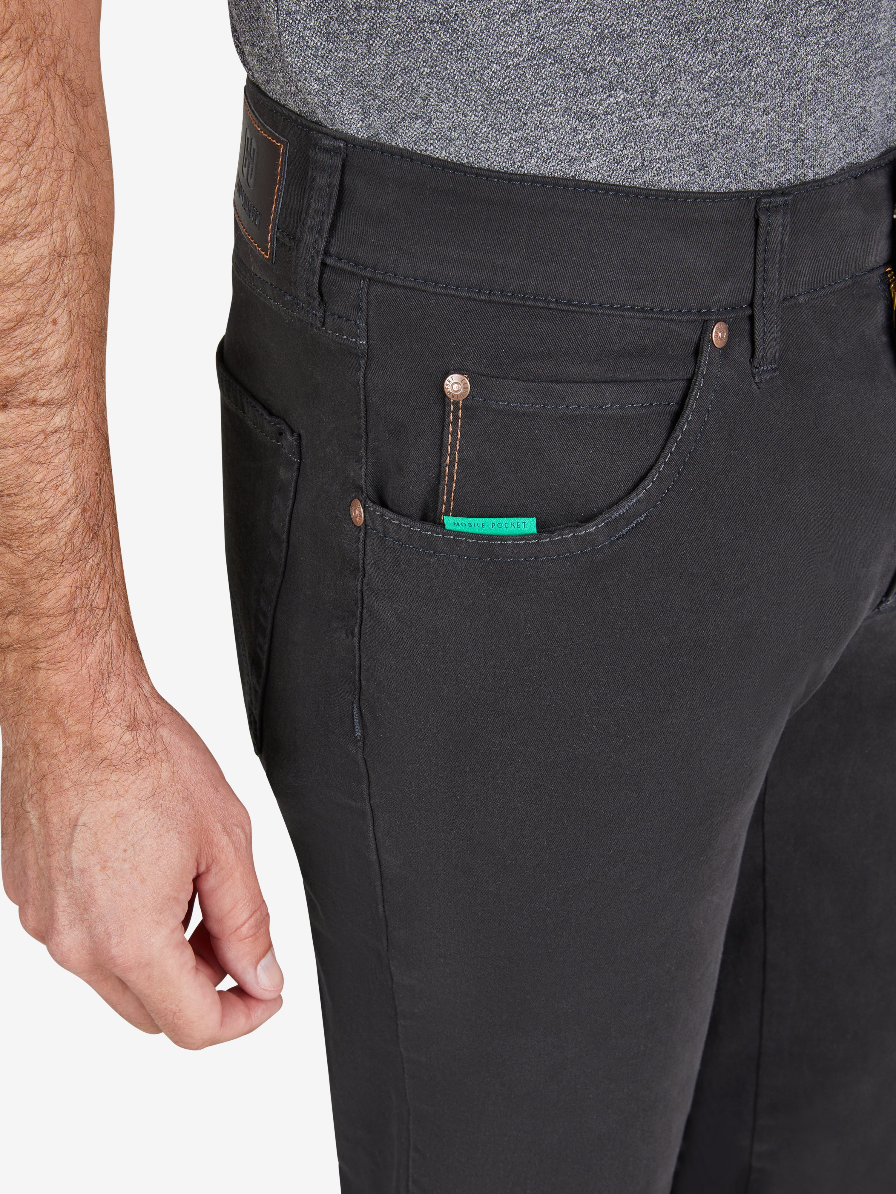 Nahaufnahme einer schwarzen 5-Pocket Baumwollhose vom Hersteller Club of Comfort, Modell HENRY 8070, mit elastischem Doppelstoffbund, Hemdstopper und separater Mobile Pocket in der rechten Vordertasche.