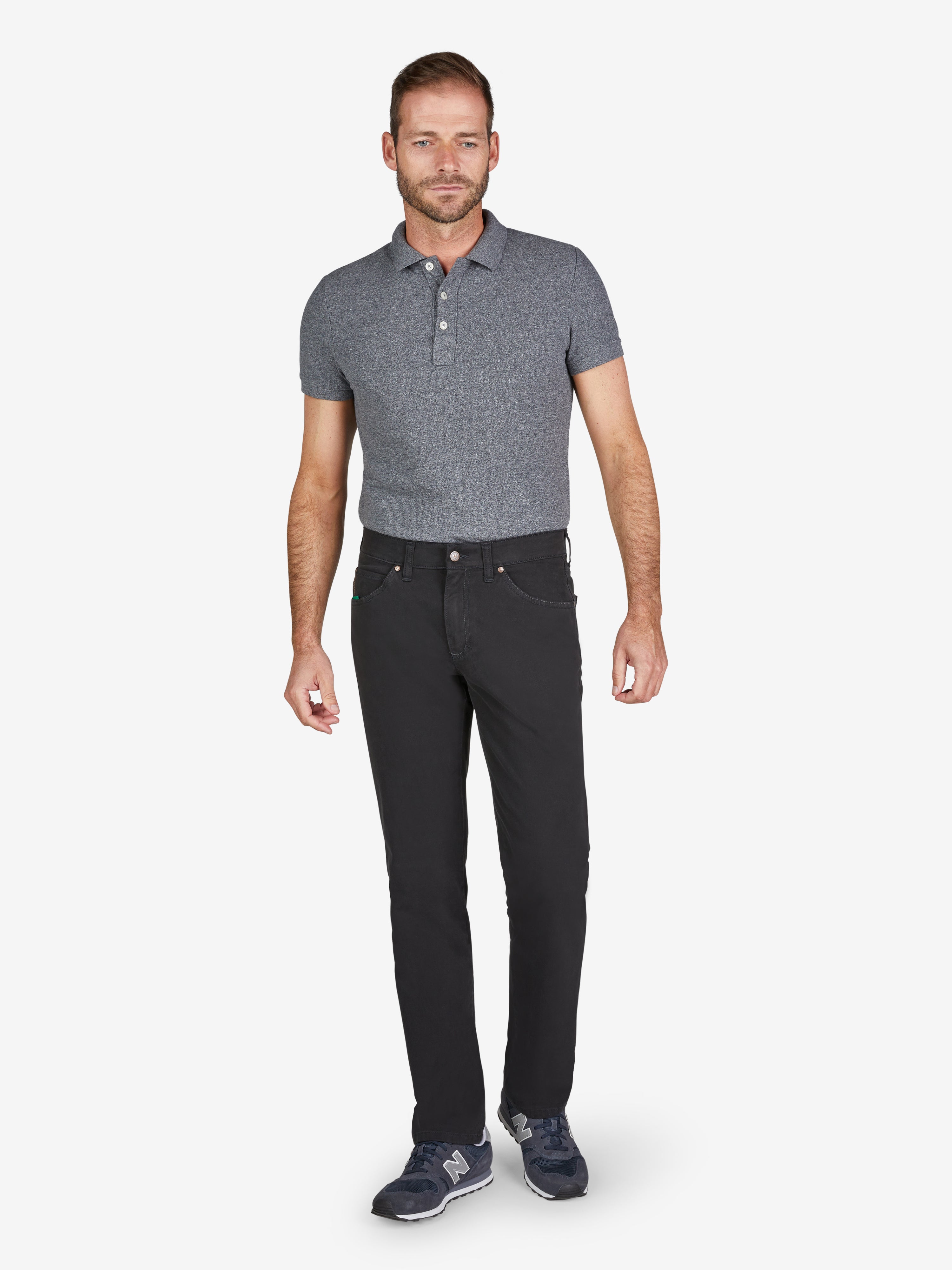 Mann trägt eine schwarze HENRY 8070 6-Pocket Hose von Club of Comfort mit elastischem Doppelstoffbund, Mobile Pocket in rechter Vordertasche, normaler Leibhöhe, schlankem Bein und Baumwollmaterial.