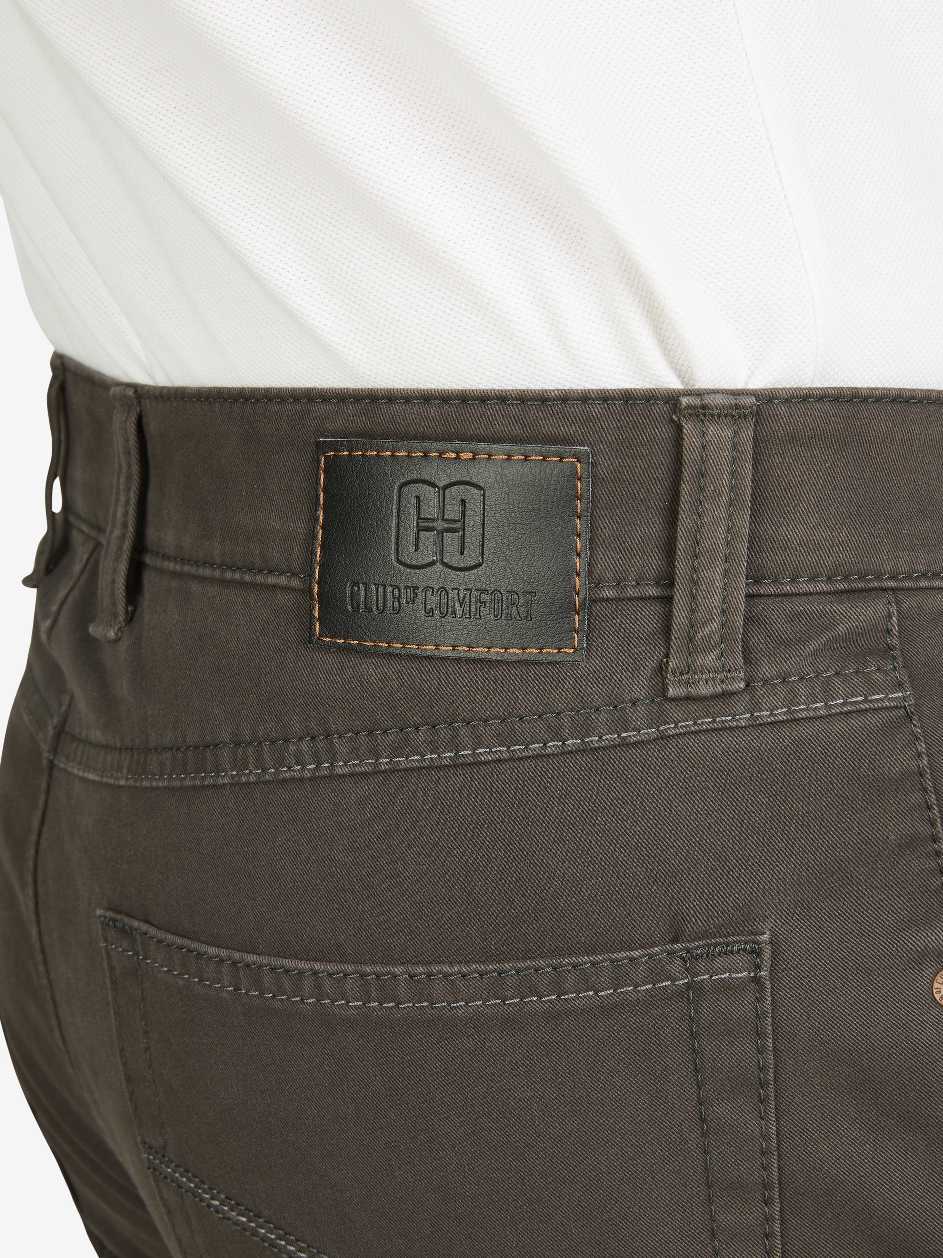 Nahaufnahme einer grauen HENRY 8070 5-Pocket-Hose von Club of Comfort mit elastischem Doppelstoffbund, Hemdstopper und separater Mobile Pocket in der rechten Vordertasche, hergestellt aus bi-elastischer Baumwolle mit softem Griff, reguläre Leibhöhe, schlankes Bein, geeignet für alle Jahreszeiten.